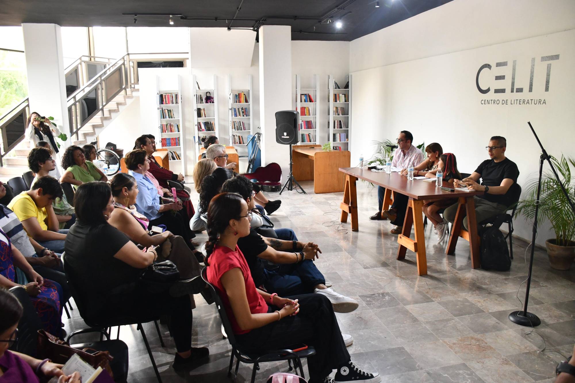 $!El pomeario se presentó en el Centro de Literatura del Instituto Sinaloense de Cultura.
