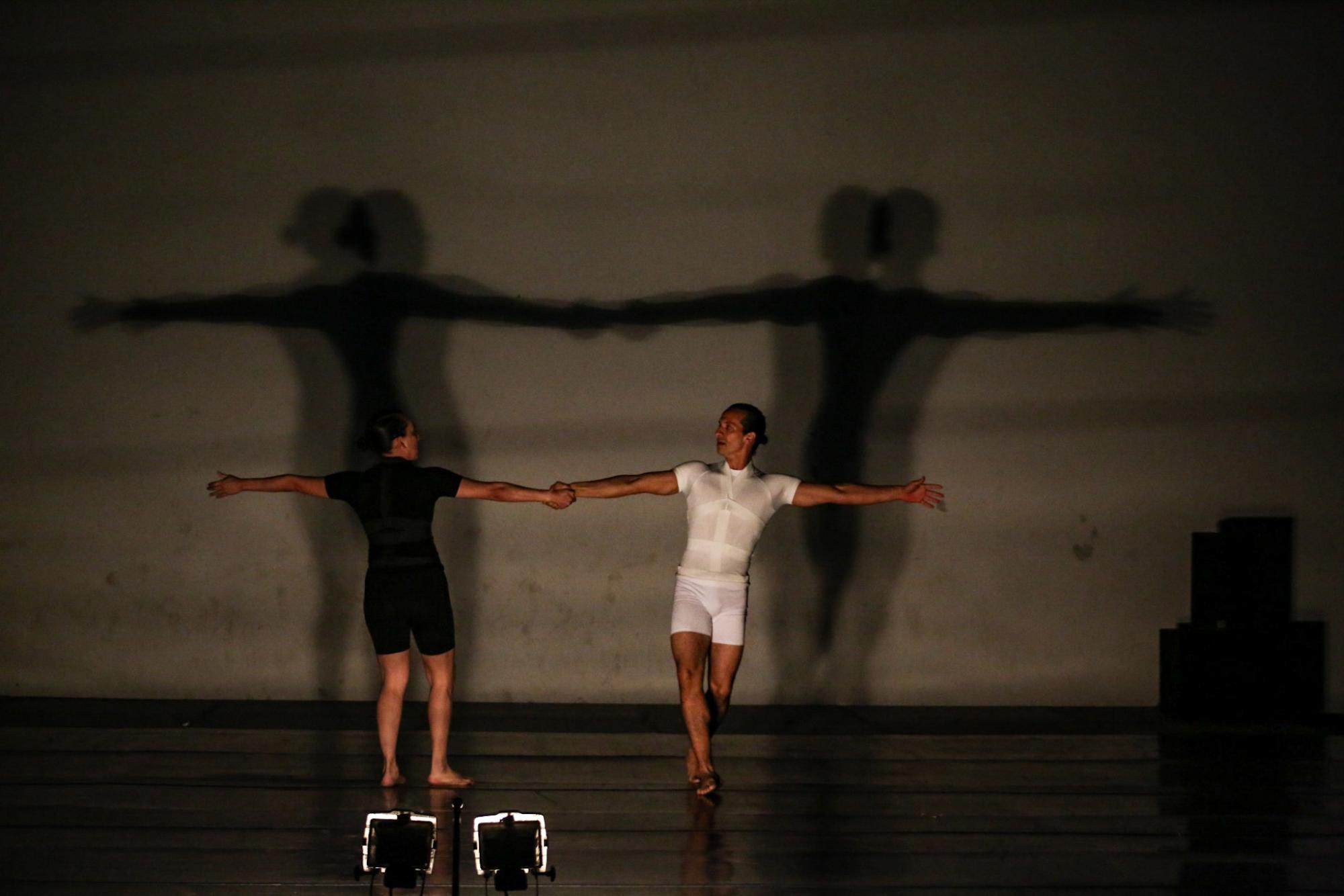$!La compañía Danza Joven, integrada por maestros de la Escuela Superior de Danza del Isic, presentó además ‘Heliocéntrica’.
