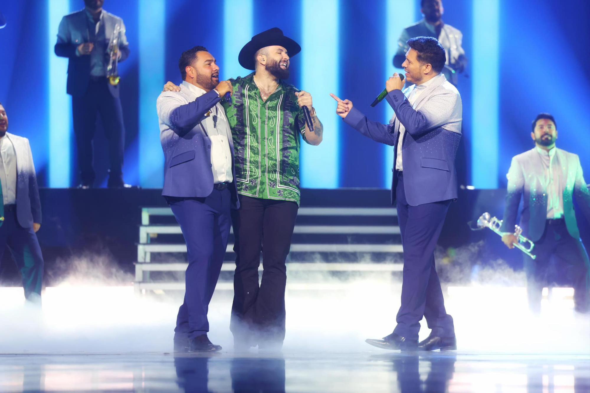 $!Con Carín León interpretaron el tema Nos Extrañó.