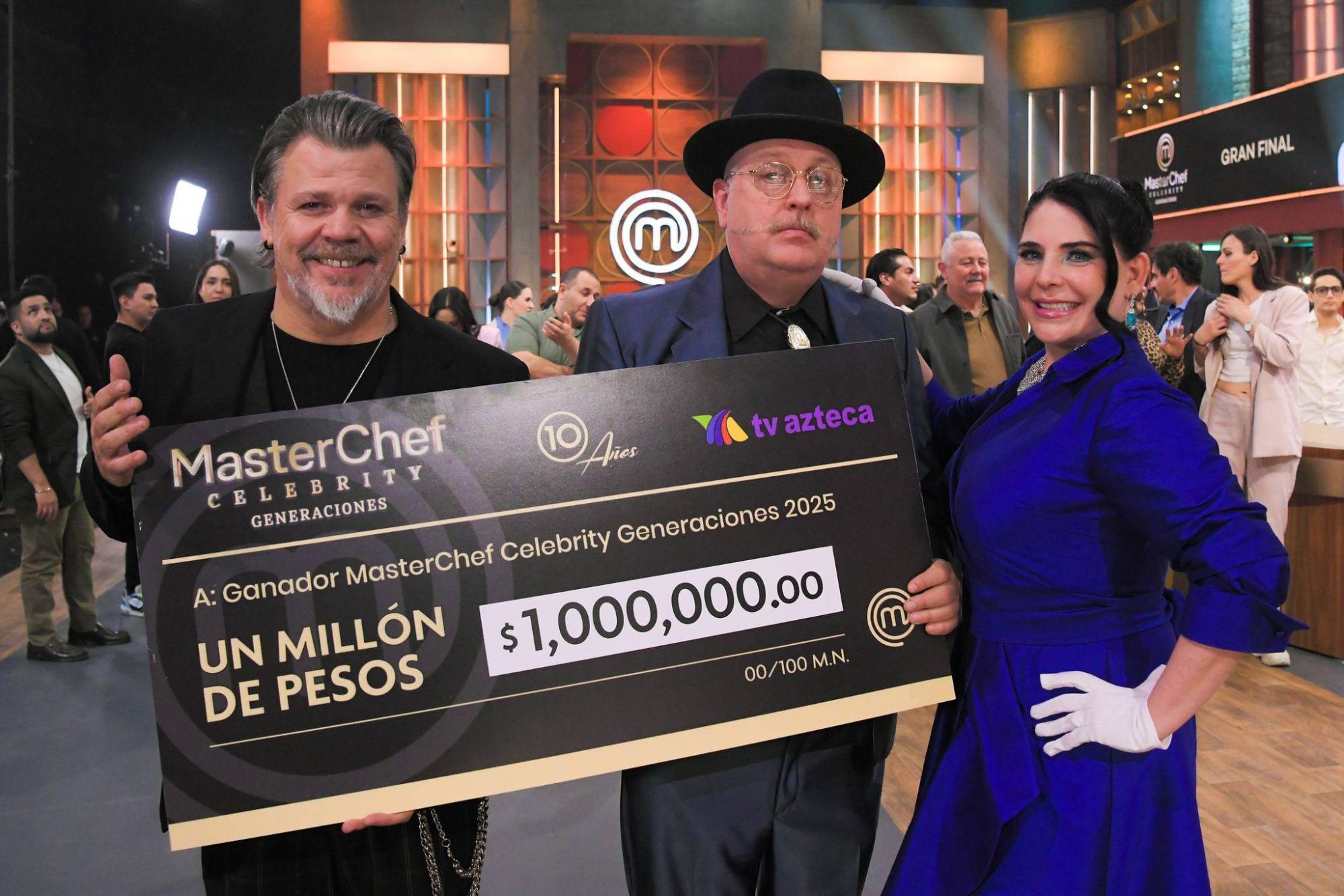 $!Los chefs Poncho Cadena, Adrián Herrera y Sahie Tellez entregan el premio.