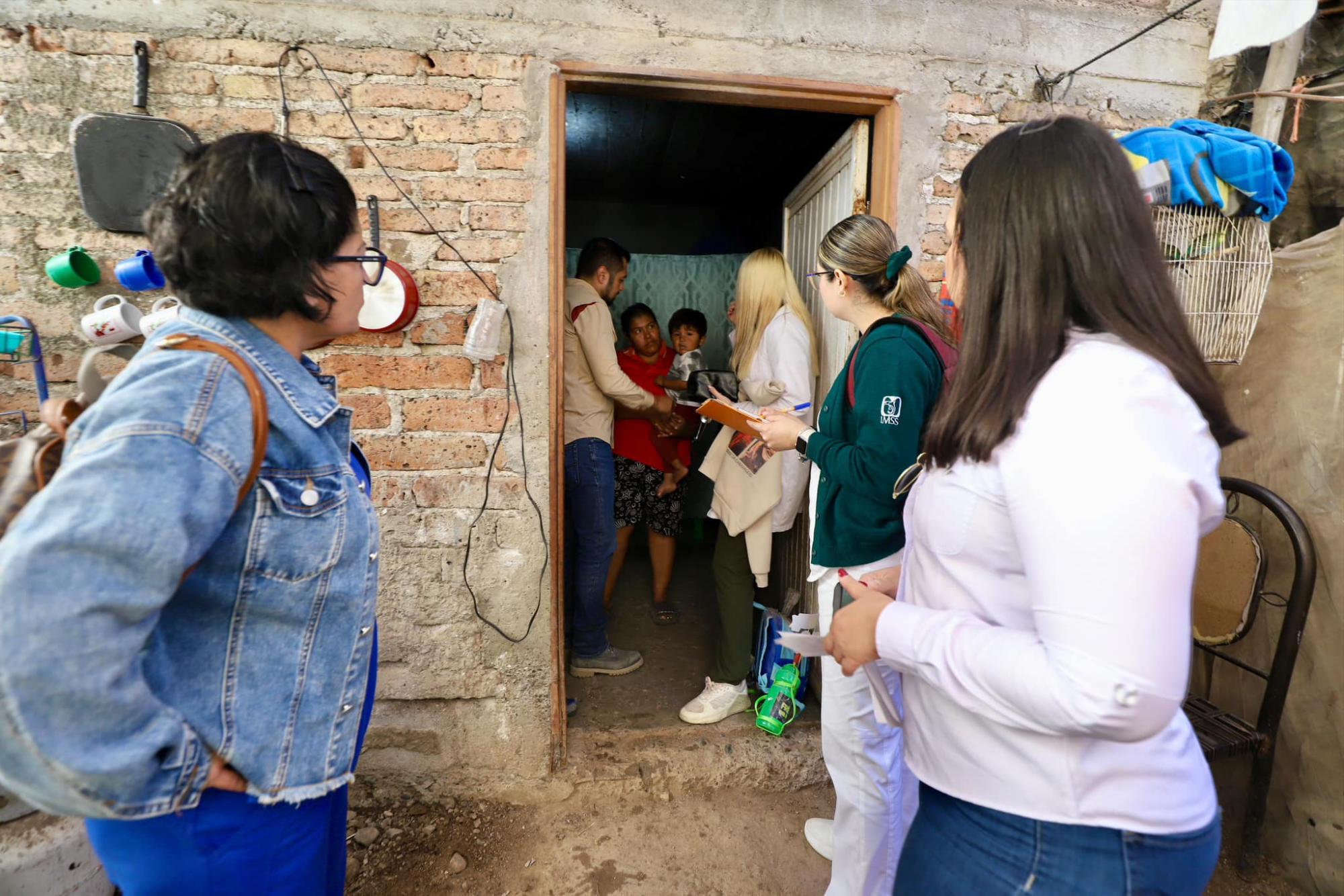 $!Recorre Salud, Bienestar, Mujeres y Protección Civil Sinaloa cuarterías del norte del estado en condiciones de hacinamiento