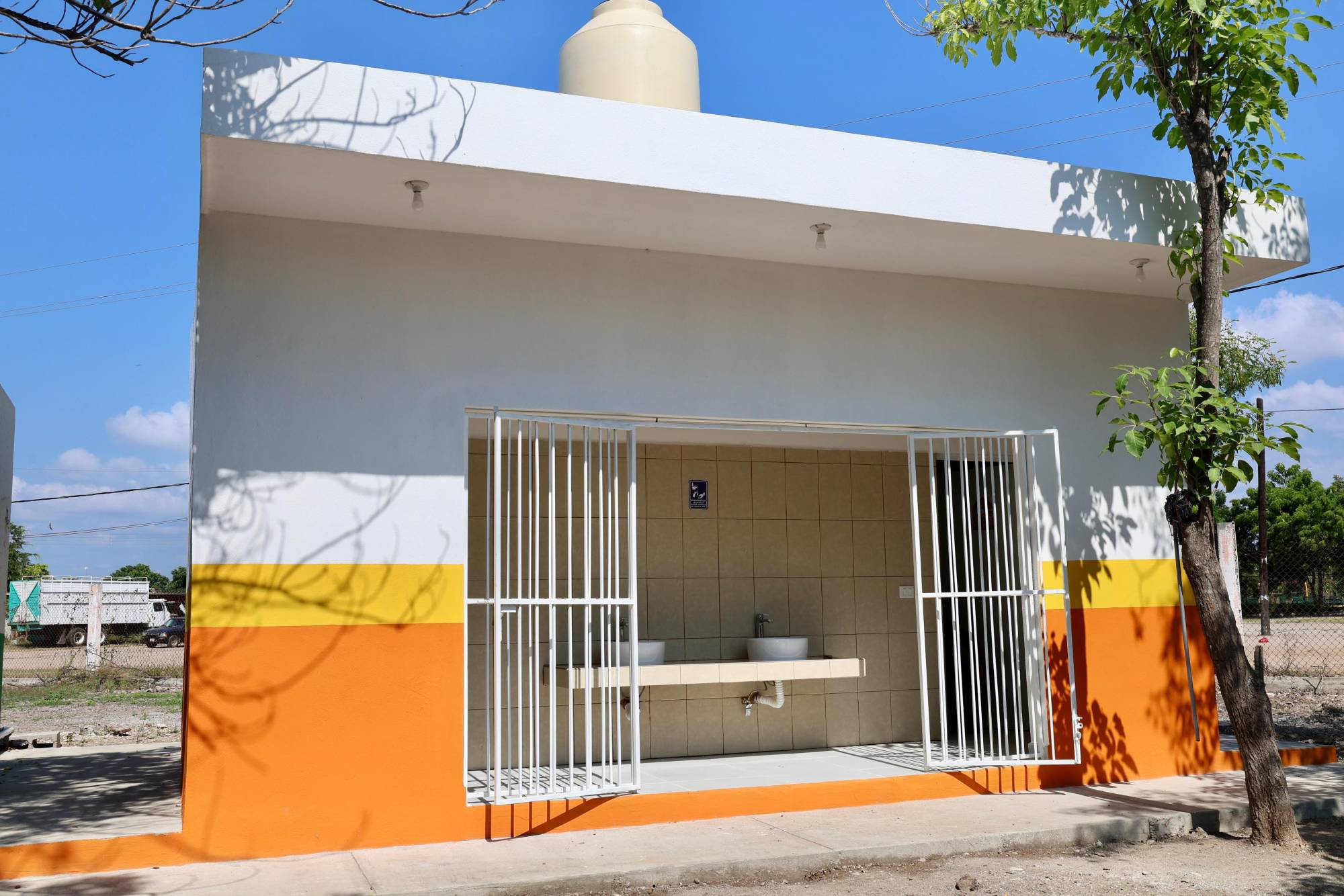 $!Elota inaugura baños nuevos en primaria de Boscoso