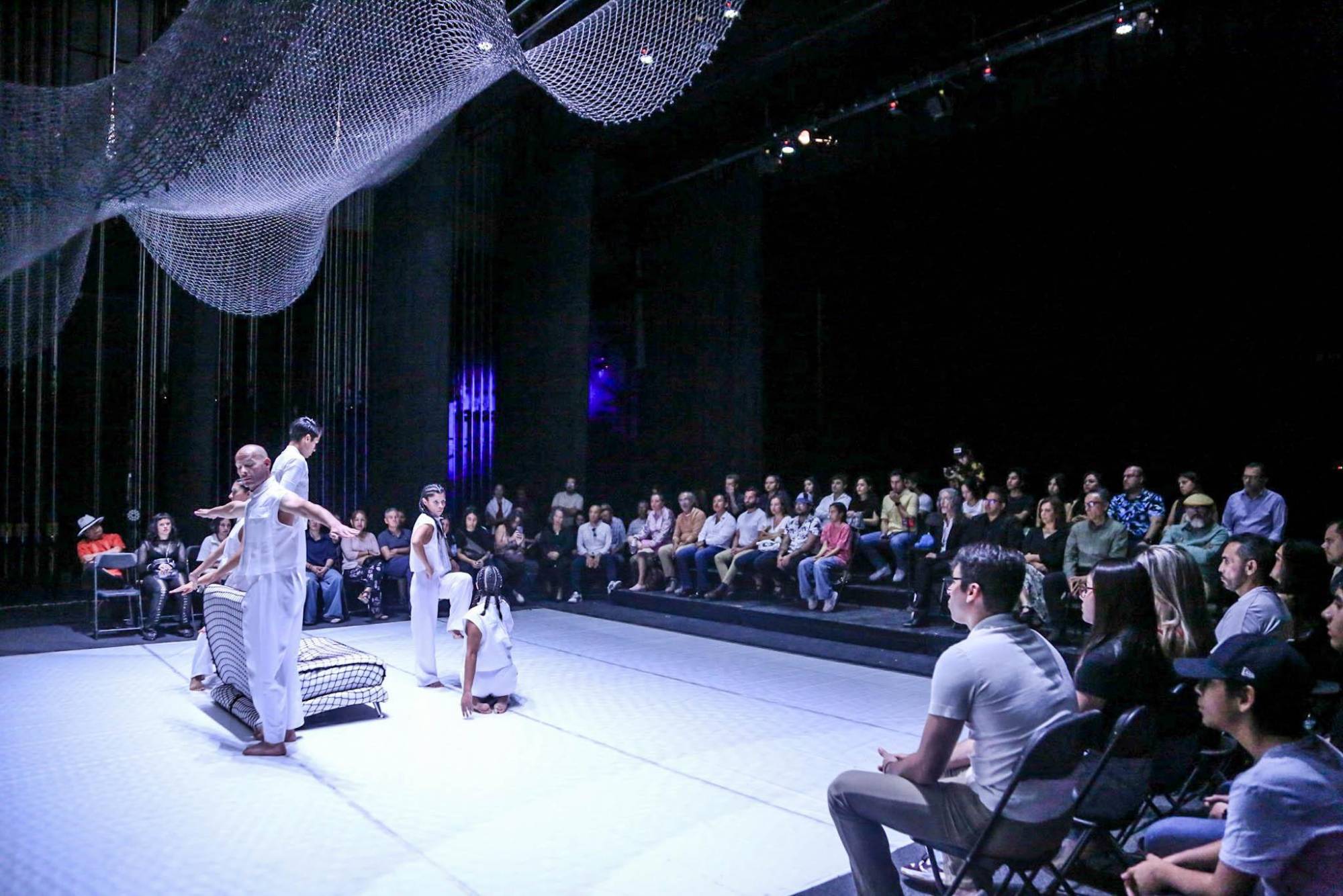 $!El público tomó su lugar sobre el escenario.