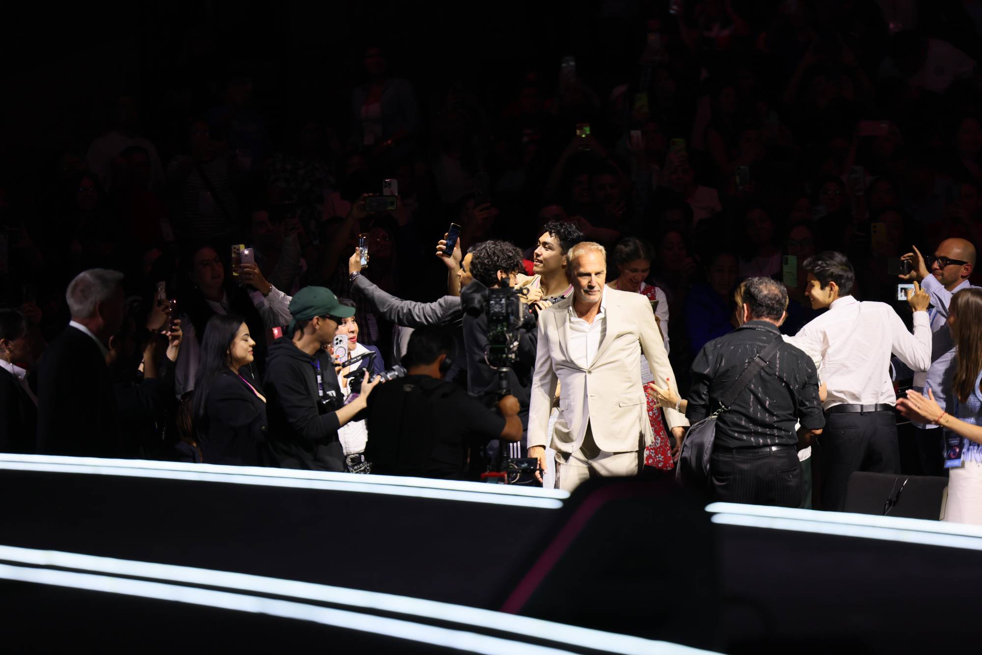 $!El actor sugirió a los jóvenes seguir su camino, escuchar su propia voz, conservar a sus amigos, y estar cerca de su familia.