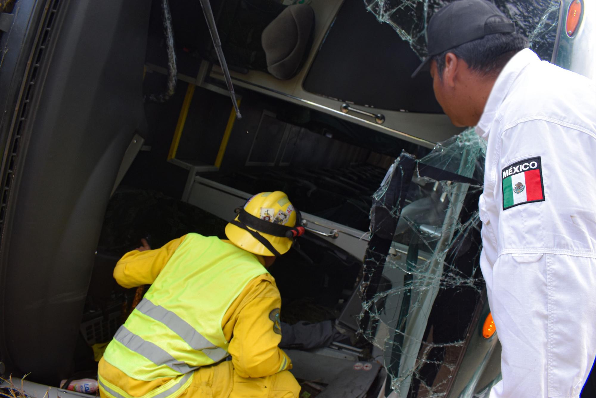 $!Otro ‘camionazo’, ahora en los límites Sonora-Sinaloa; impacta tráiler a autobús, hay 25 heridos