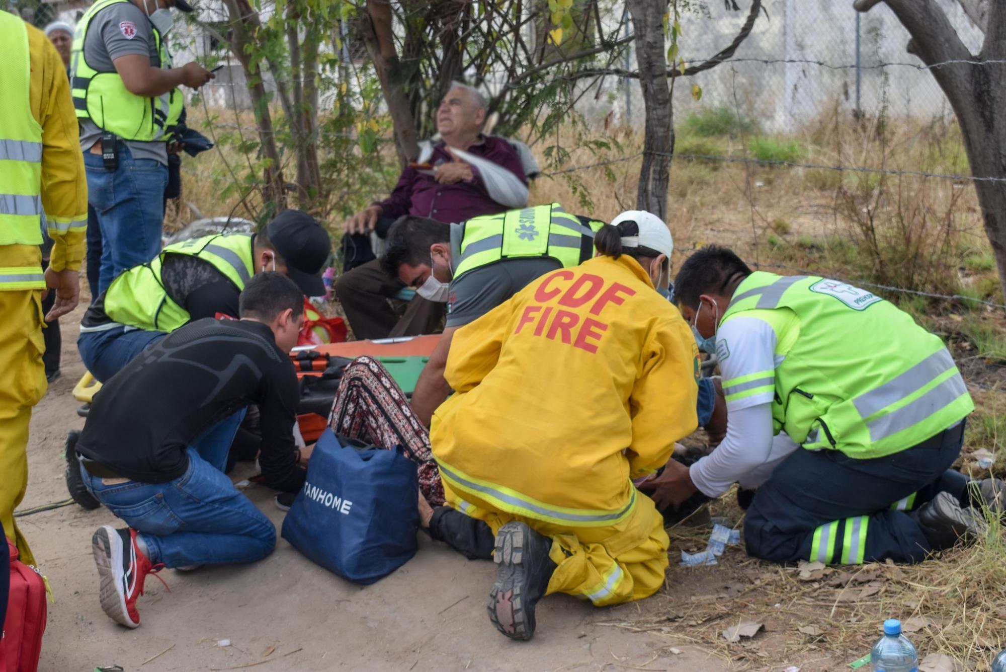 $!Otro ‘camionazo’, ahora en los límites Sonora-Sinaloa; impacta tráiler a autobús, hay 25 heridos