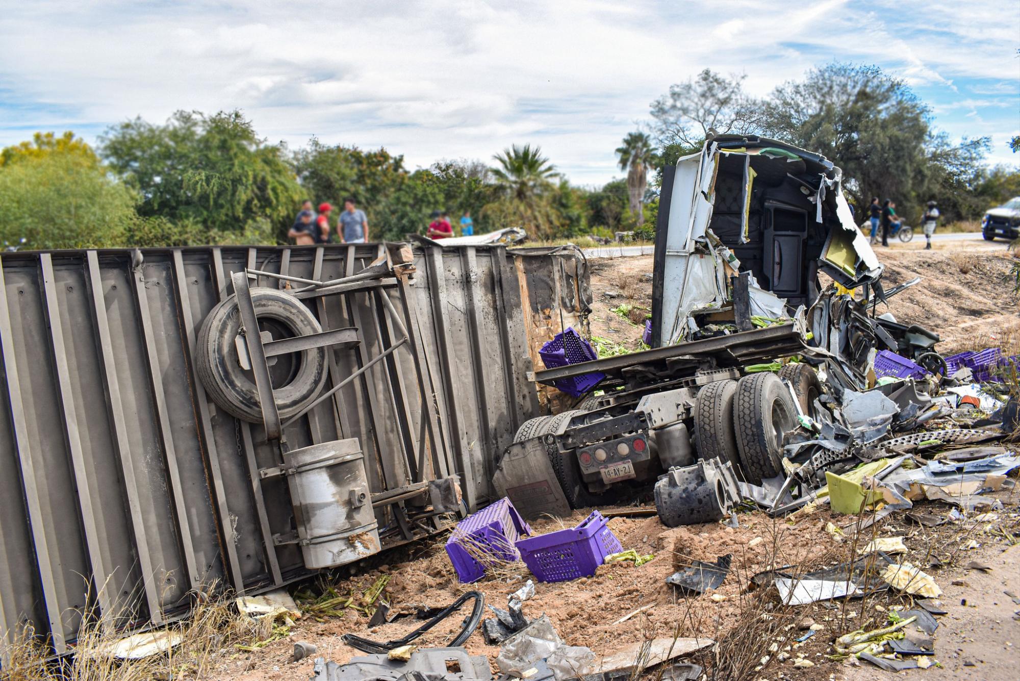 $!Otro ‘camionazo’, ahora en los límites Sonora-Sinaloa; impacta tráiler a autobús, hay 25 heridos