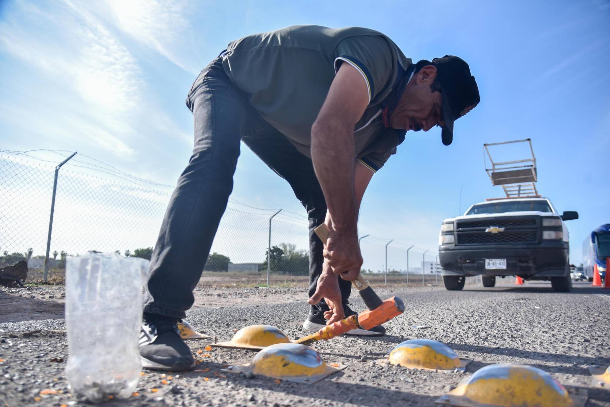 $!Activan semáforos en Macario Gaxiola y Cerro de la Memoria para desahogar tráfico vehicular en zona universitaria