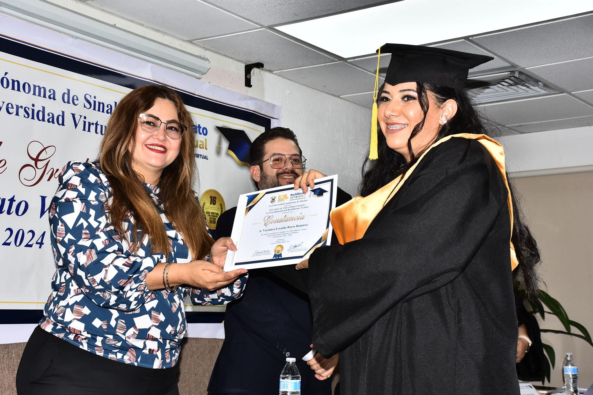 $!Verónica Reyes Ramírez al recibir su diploma.