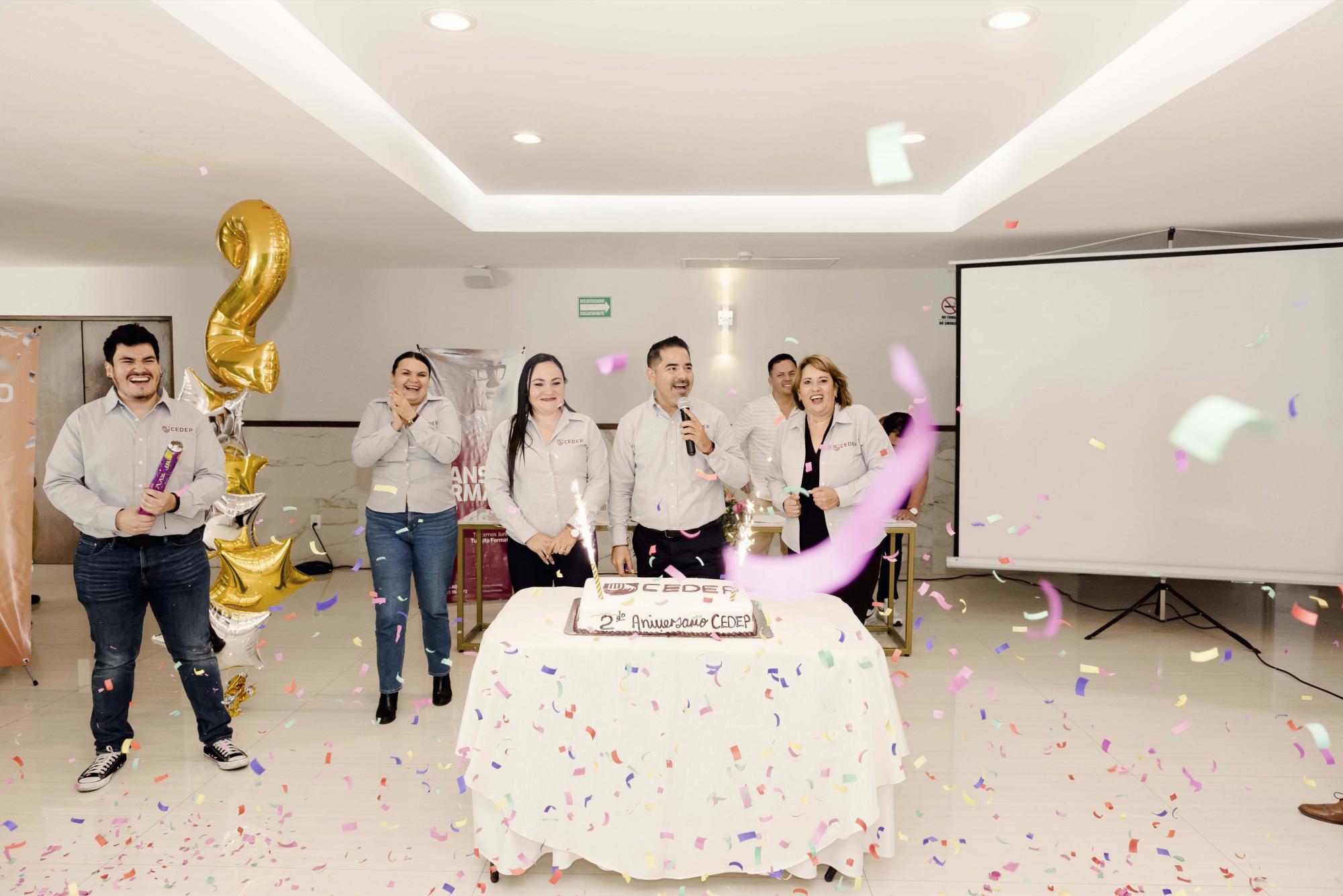 $!Miembros del gremio, encabezados por el profesor Horacio Álvarez Soto, director general de Cedep, festejaron su segundo aniversario.