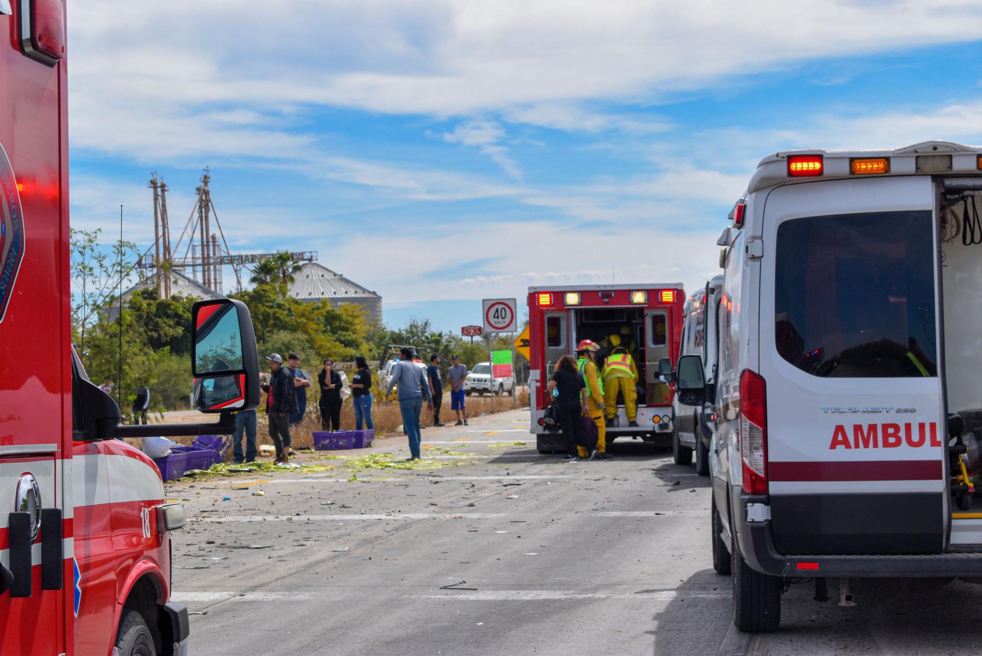 $!Otro ‘camionazo’, ahora en los límites Sonora-Sinaloa; impacta tráiler a autobús, hay 25 heridos