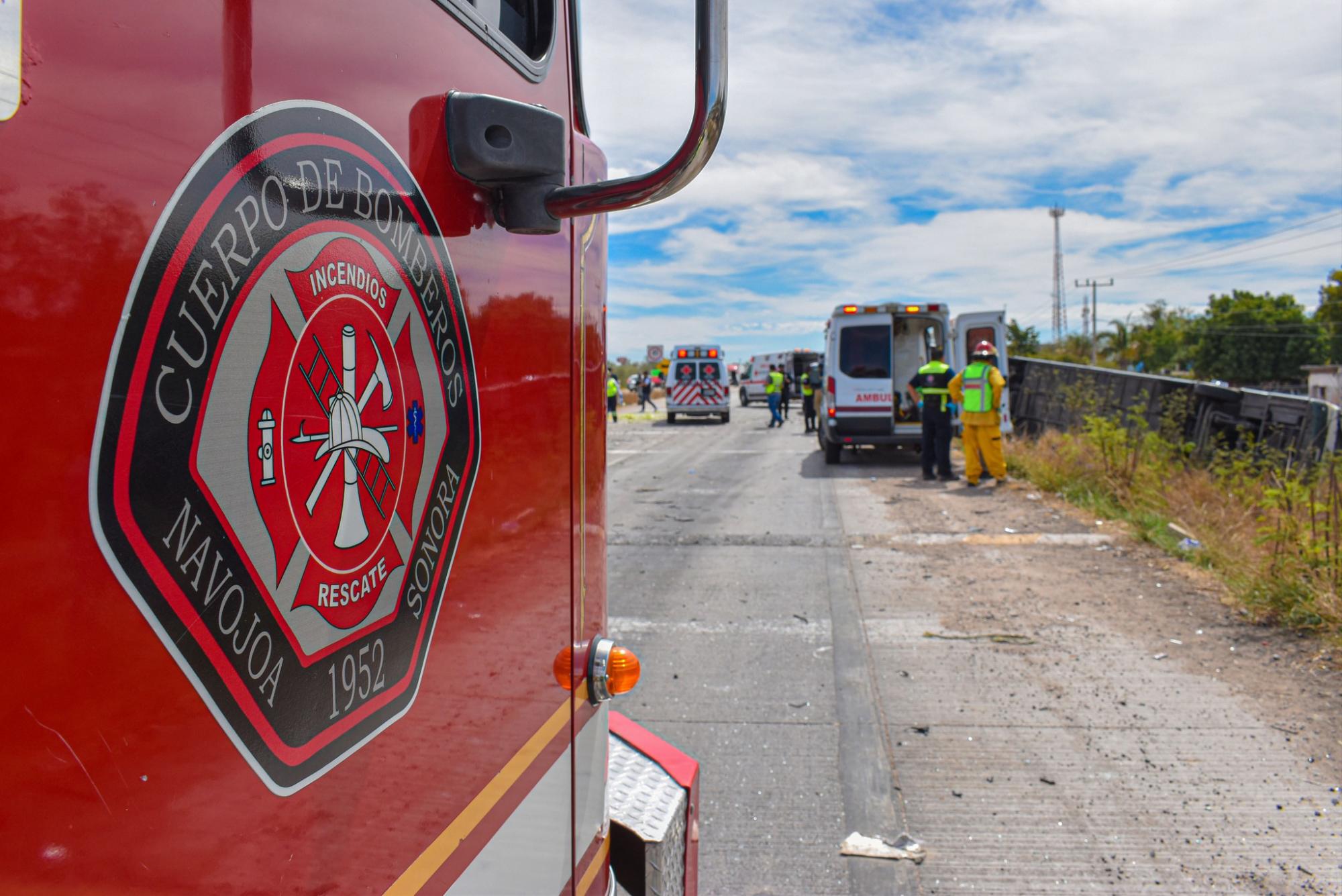 $!Otro ‘camionazo’, ahora en los límites Sonora-Sinaloa; impacta tráiler a autobús, hay 25 heridos