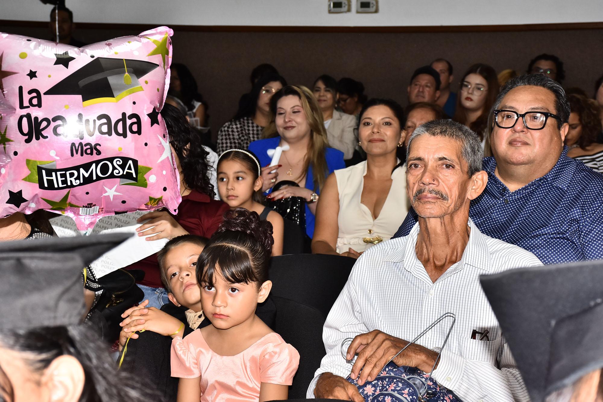 $!Los alumnos estuvieron acompañados por sus familiares durante la ceremonia.