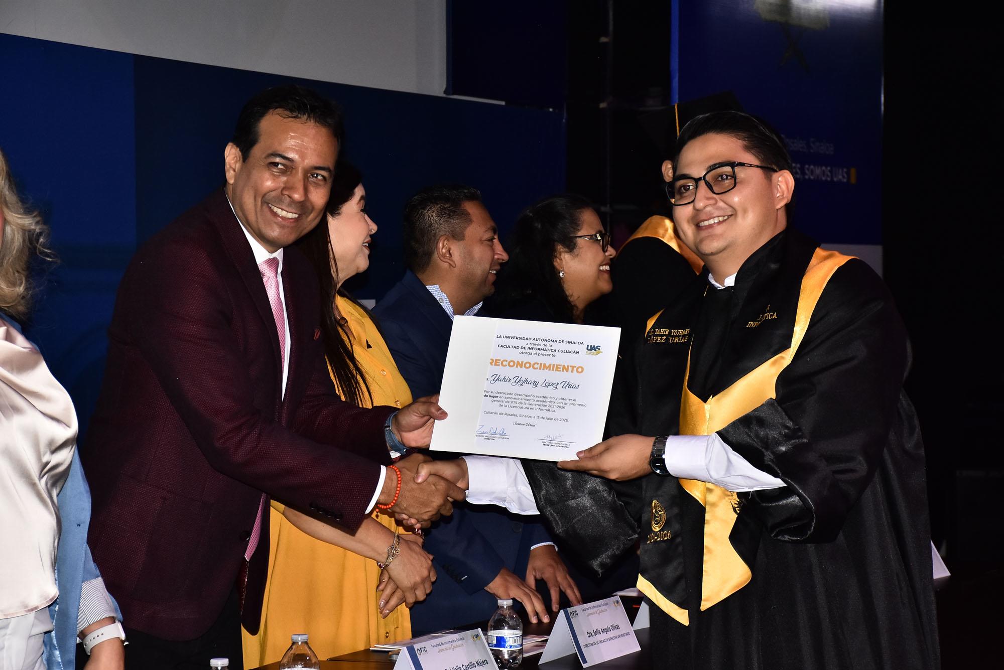$!Yahir López Urías recibió reconocimiento por su desempeño académico.