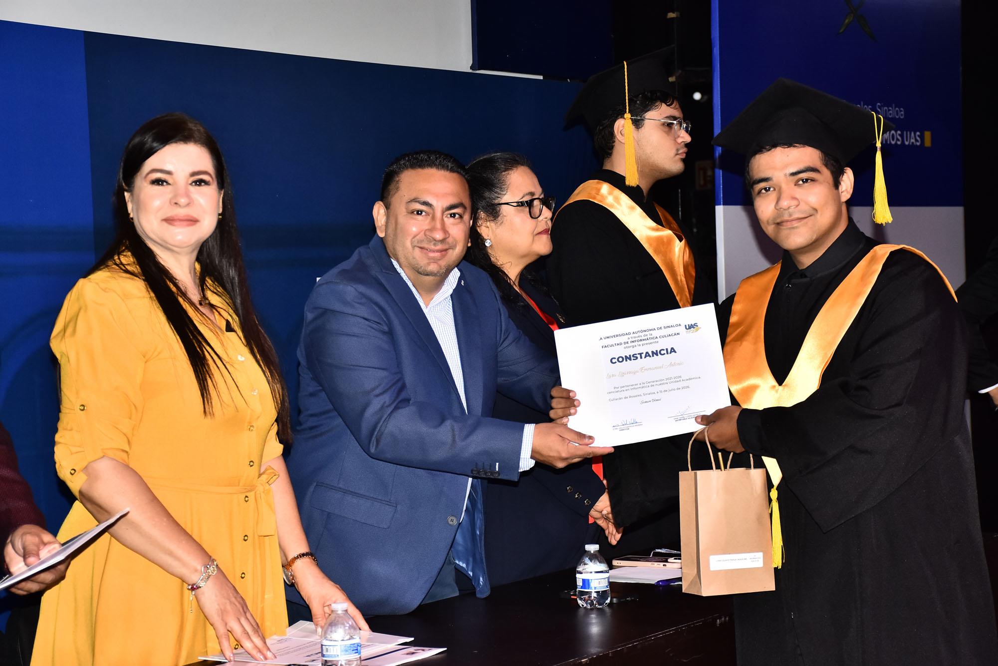 $!Emmanuel Lara recibió reconocimiento como nuevo egresado de la licenciatura en Informática.