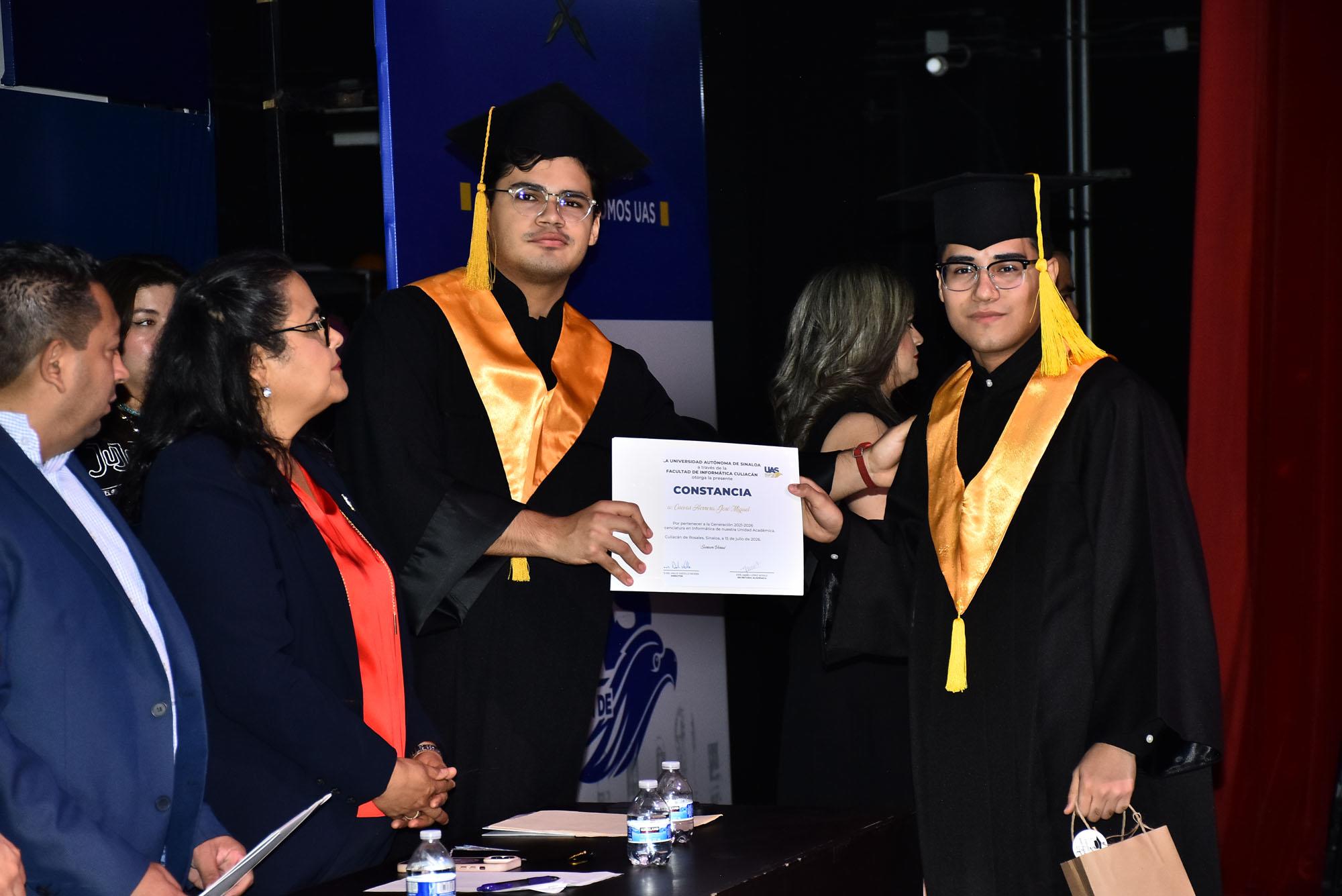 $!José Miguel Cuevas recibió constancia de la licenciatura en Informática.