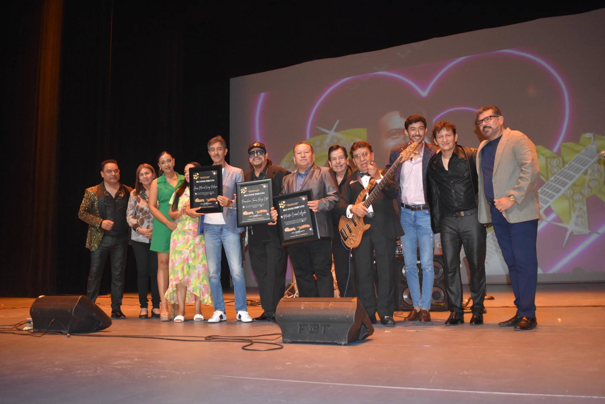 $!Jaime y Fernando Tapia de Los Freddys fueron los encargados de entregar los reconocimientos a figuras de la música en Los Mochis.