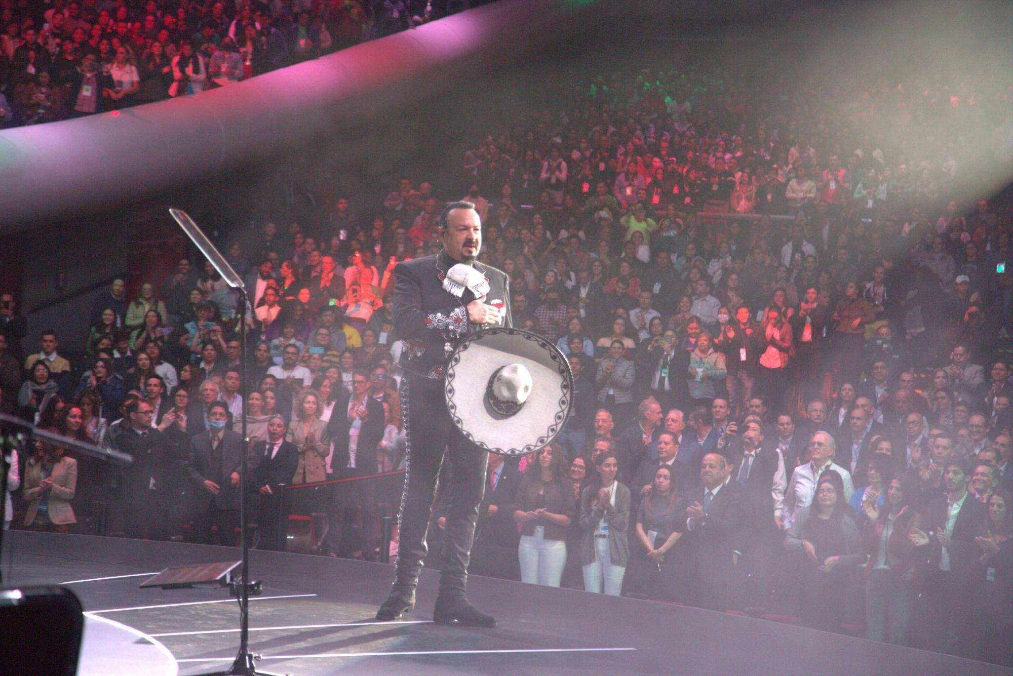 $!Miguel Salmón del Real dirige orquesta en el inicio de México Siglo XXI