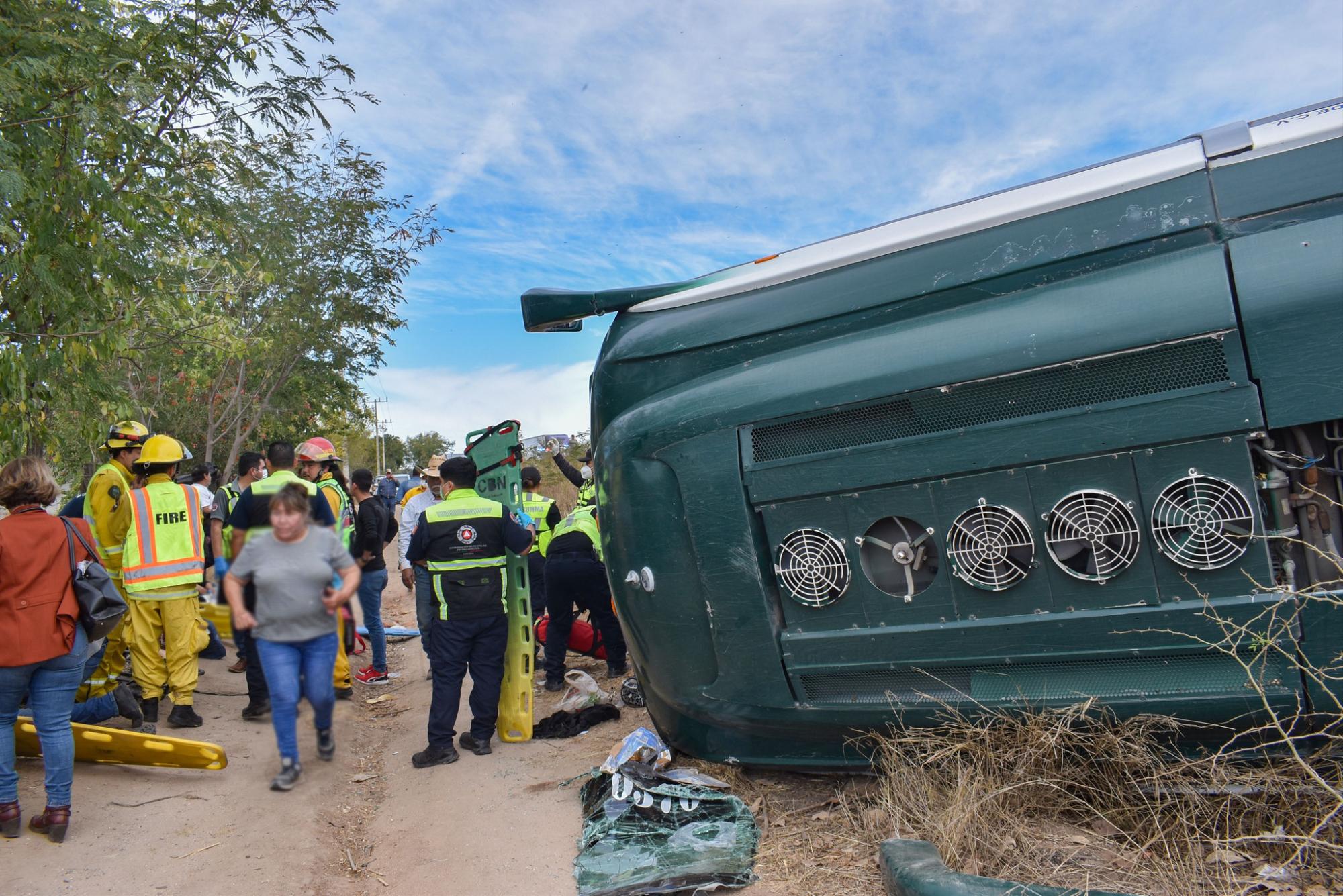 $!Otro ‘camionazo’, ahora en los límites Sonora-Sinaloa; impacta tráiler a autobús, hay 25 heridos