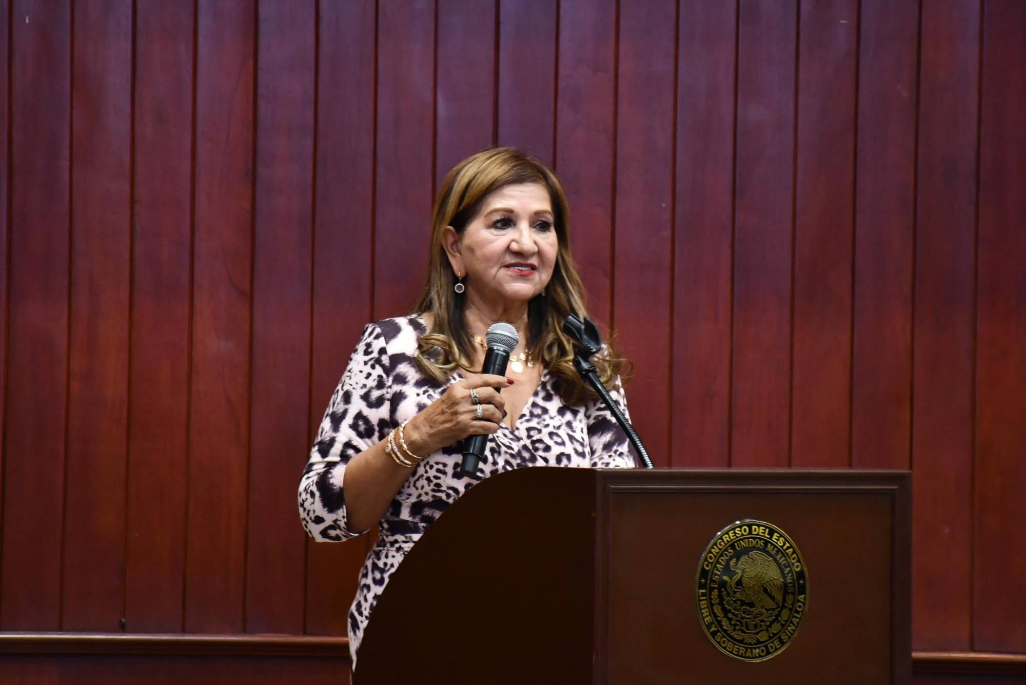 $!La diputada destaca la trayectoria del escritor Arturo Santamaría.