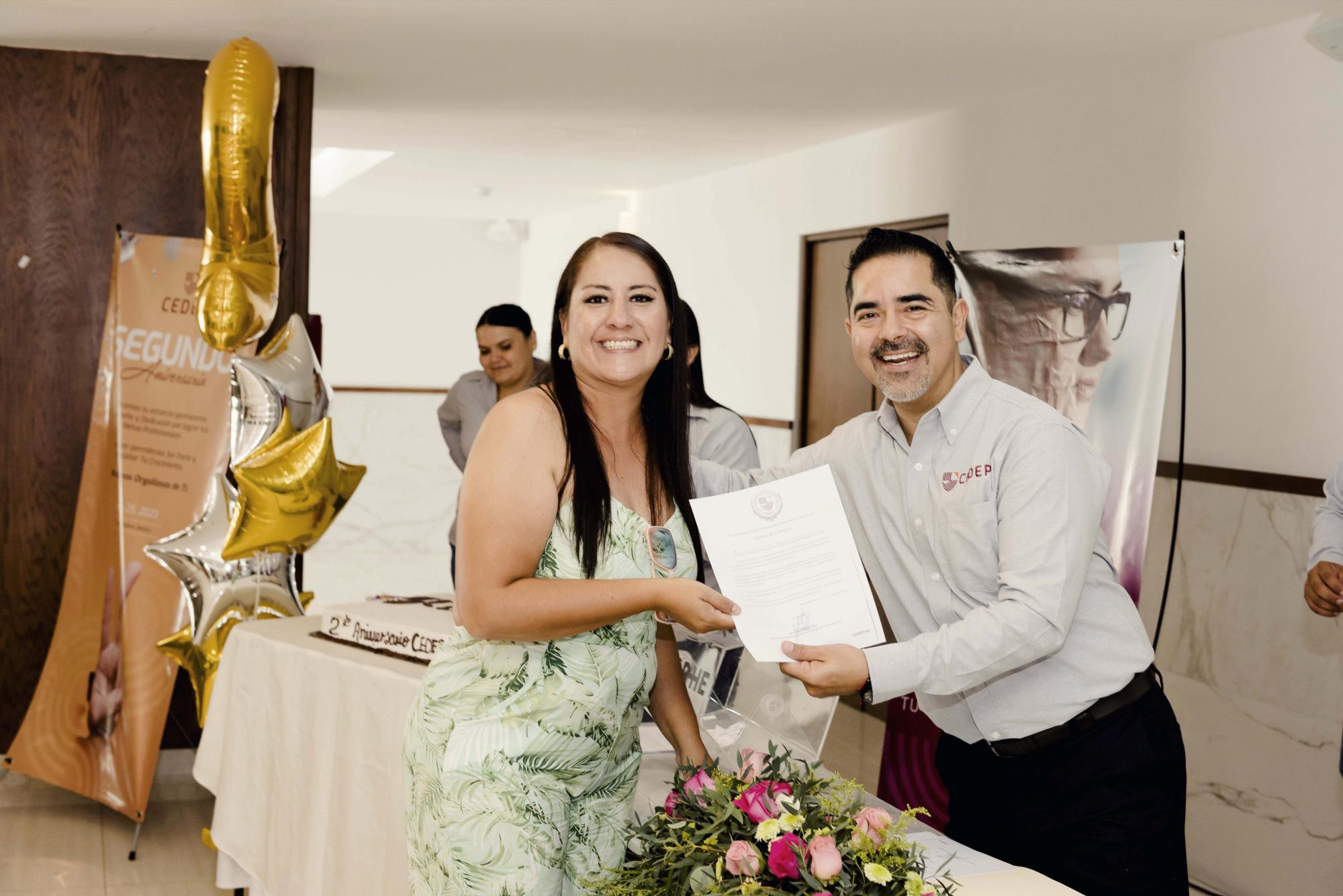 $!La maestra Aranzazú Liliana Casas Junco con su certificado de una beca “Fortalecimiento docente, Procesos de USICAMM 2024”.
