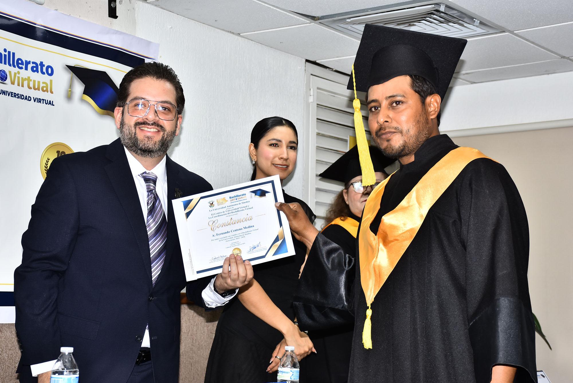 $!Fernando Centeno Medina recibió su diploma de egresado.