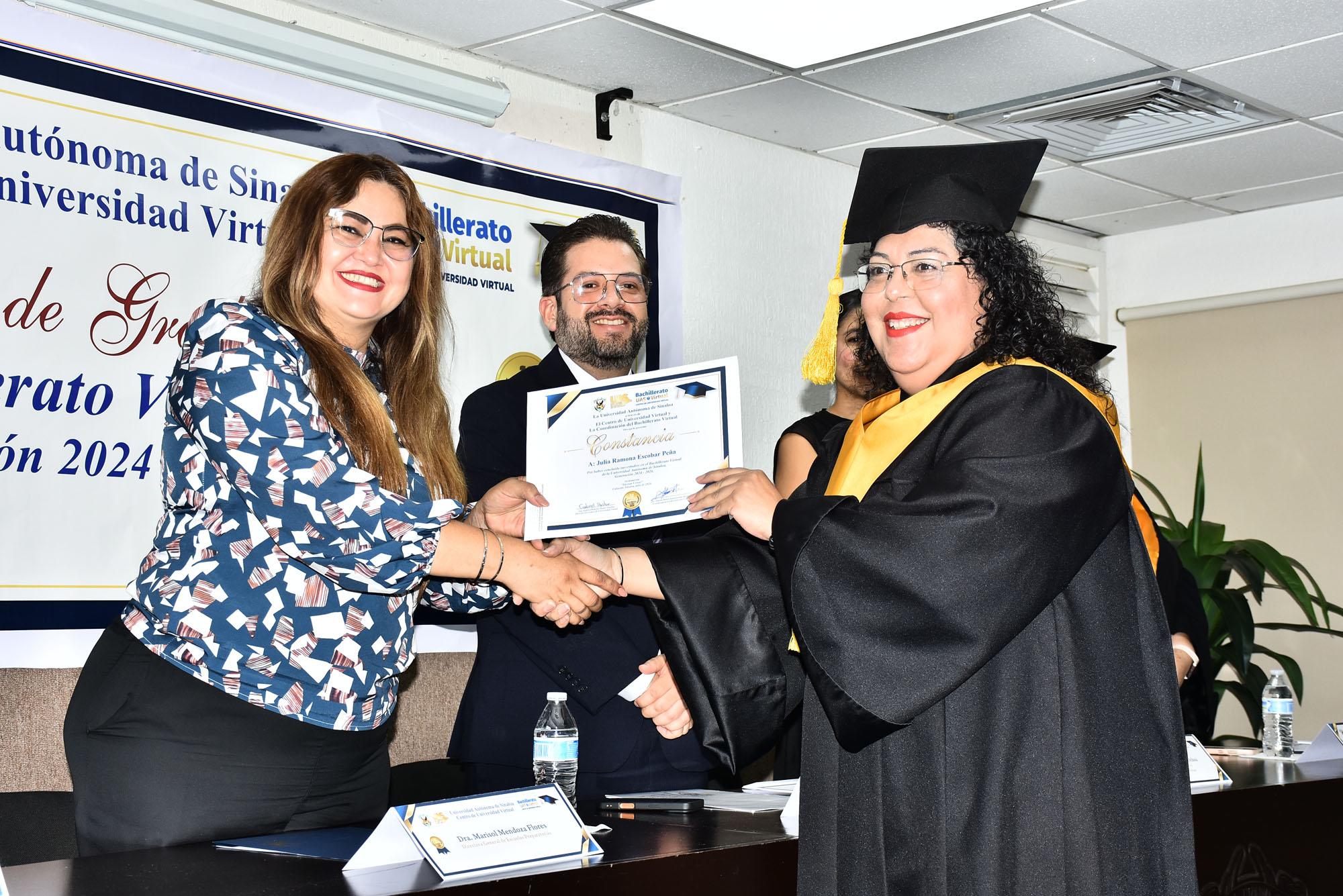 $!Julia Ramona Escobar Peña al recibir su constancia.