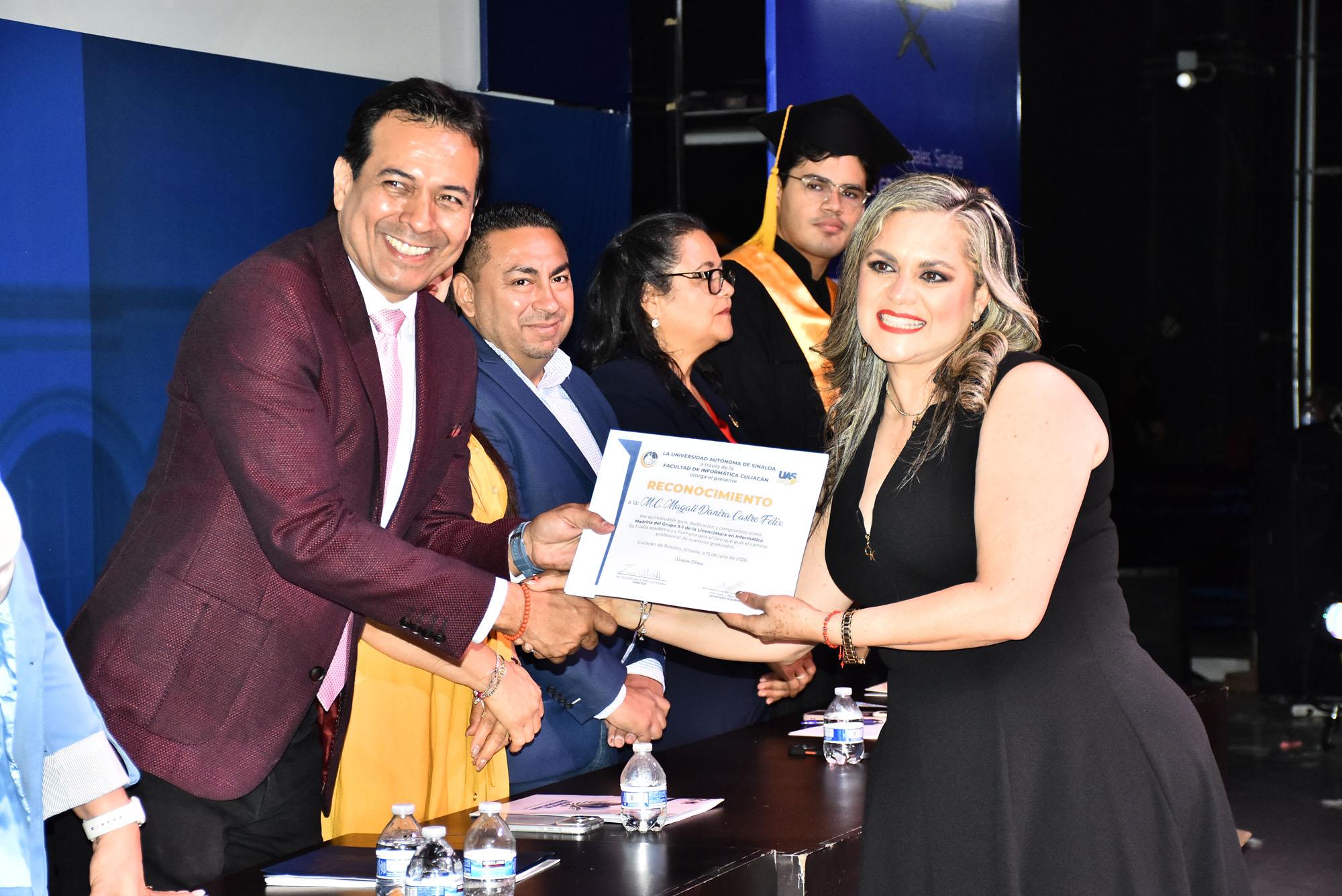 $!Magali Castro recibió el documento como madrina de alumnos de la Licenciatura en Informática.