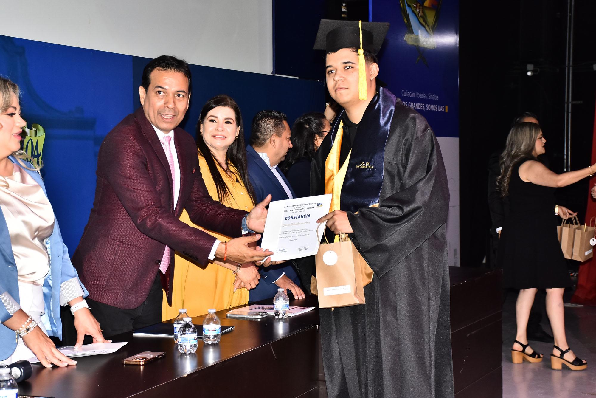 $!Alumnos recibieron el documento que acredita la conclusión de sus estudios profesionales.