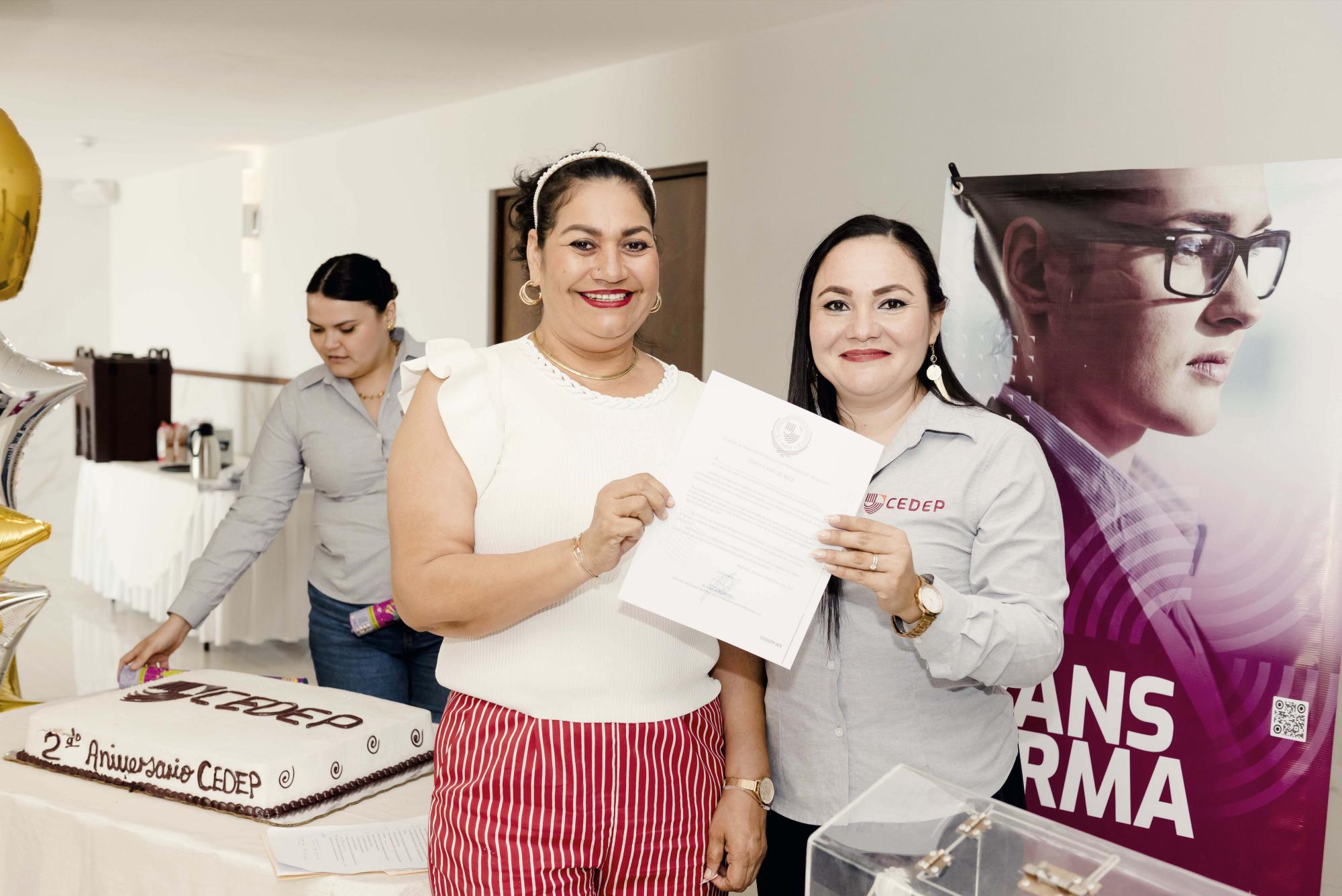 $!María Inés Ceja recibe su certificado de beca de manos de Brenda Patricia Vega.