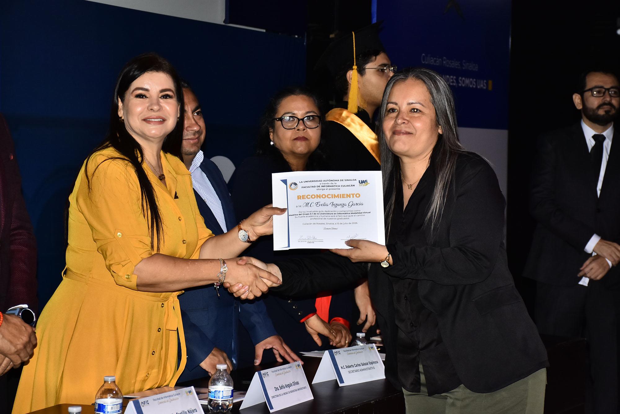 $!Evelia Inzunza García recibió reconocimiento como madrina de alumnos de la Licenciatura en Informática Modalidad Virtual.