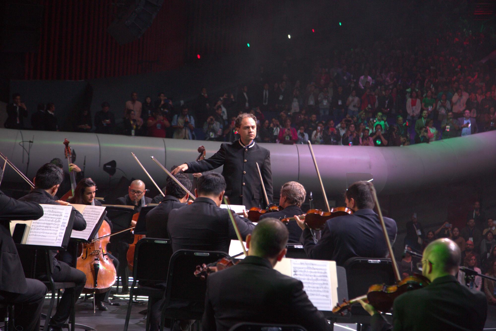 $!Miguel Salmón del Real dirige orquesta en el inicio de México Siglo XXI