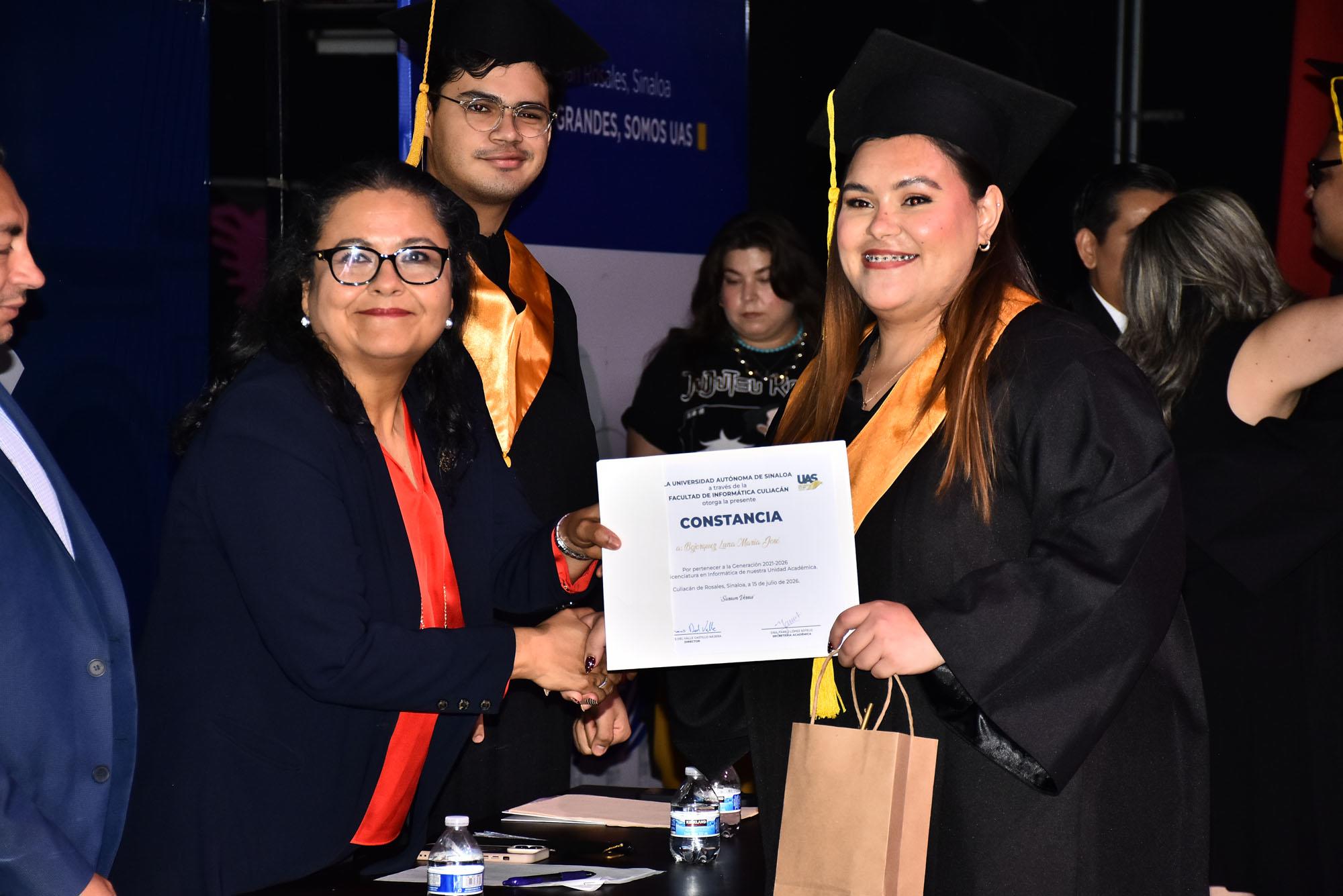 $!María José Bojórquez al recibir su diploma.