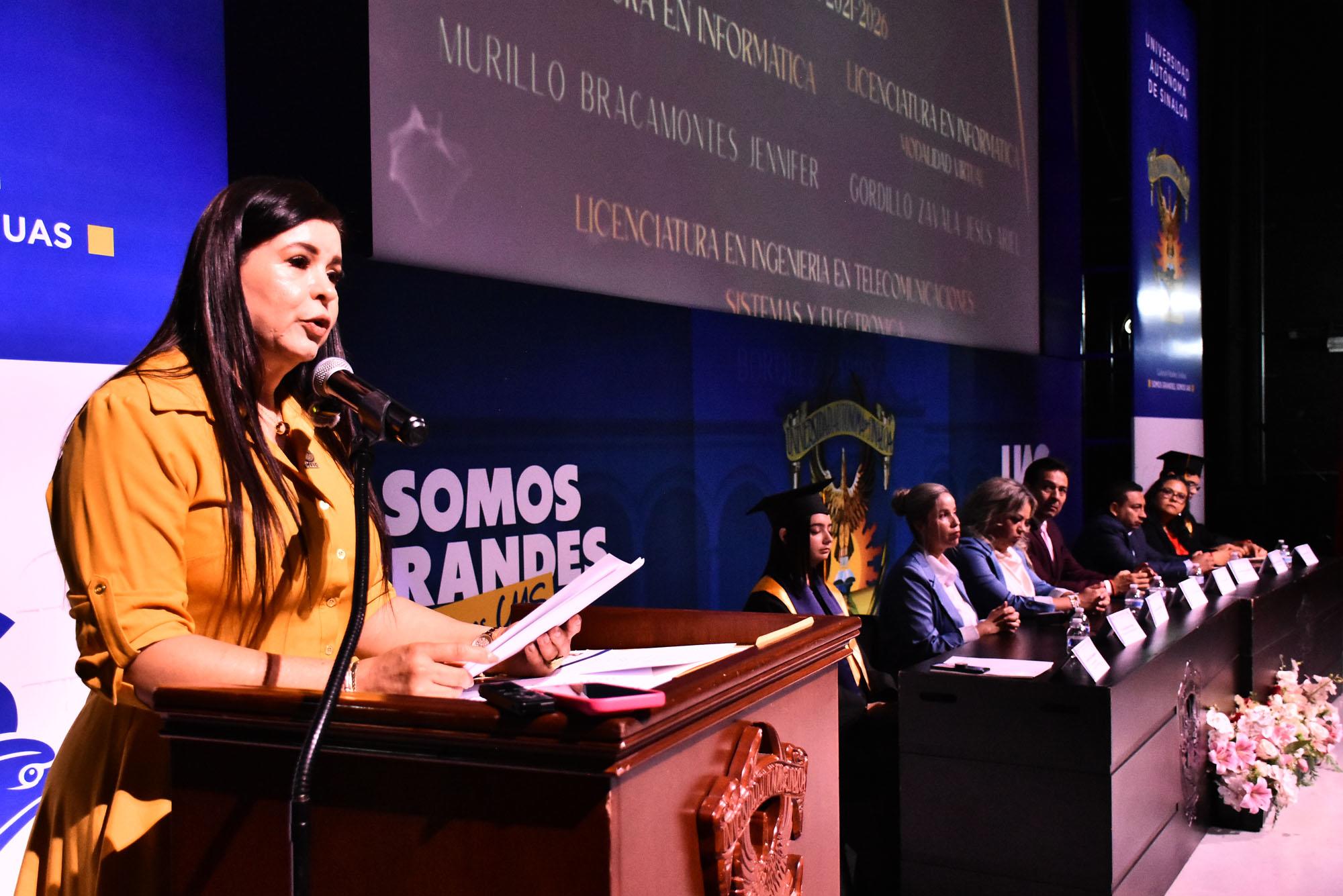 $!La doctora Sofía Angulo Olivas, titular de la Unidad de Bienestar Universitario, felicitó a los nuevos profesionistas.
