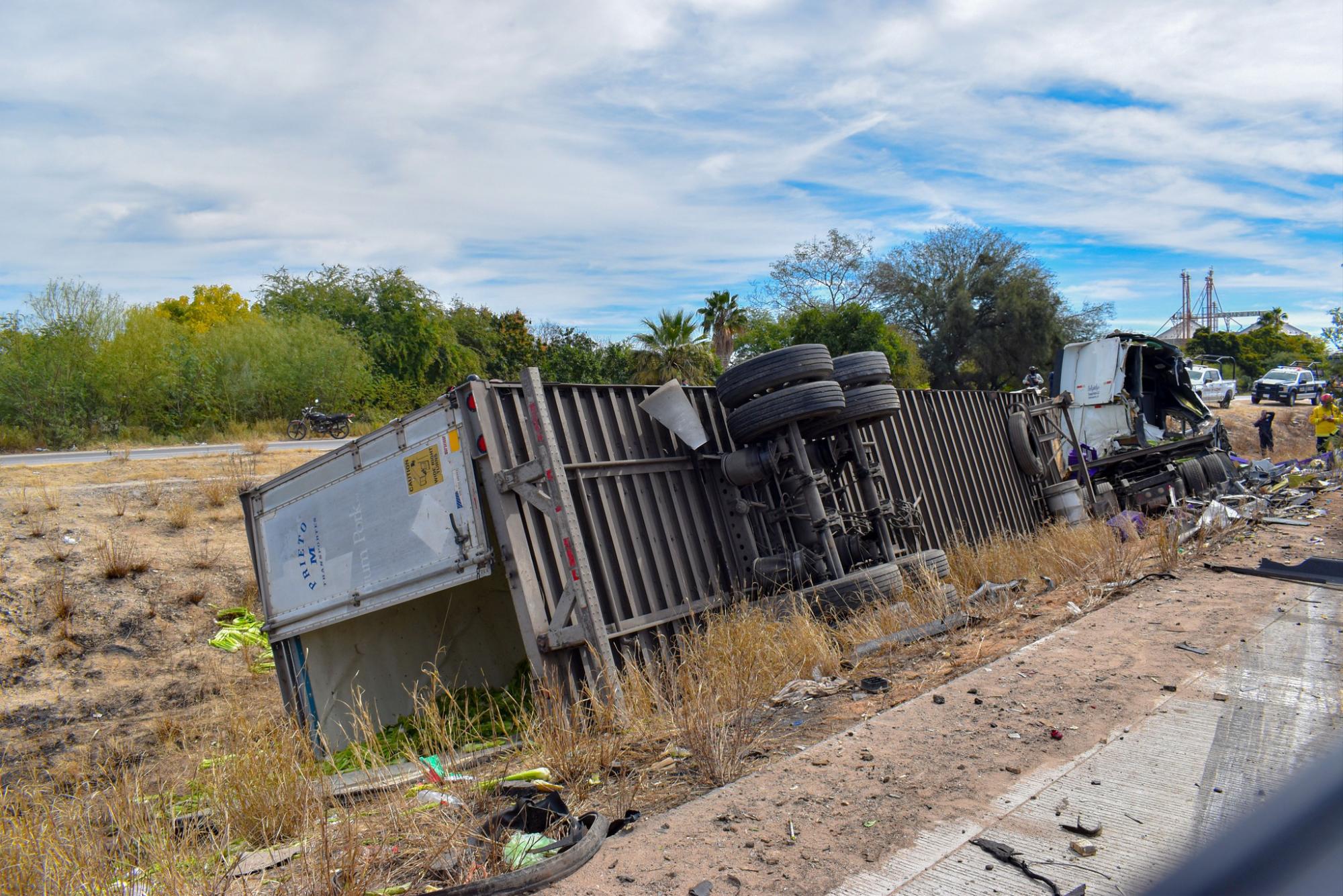 $!Otro ‘camionazo’, ahora en los límites Sonora-Sinaloa; impacta tráiler a autobús, hay 25 heridos