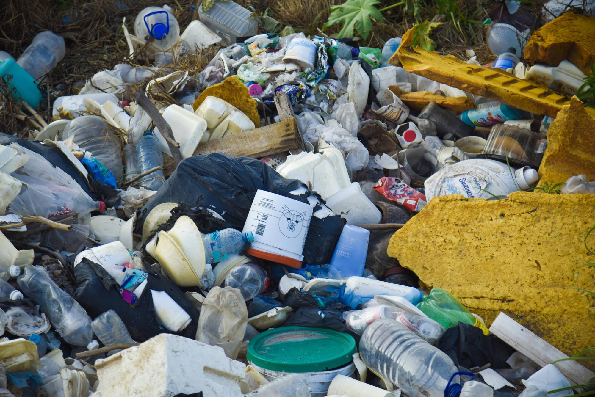 $!Desechos de basura forman ‘megatapón’ en el dren Mochicahui, en Ahome; buscarán a los responsables