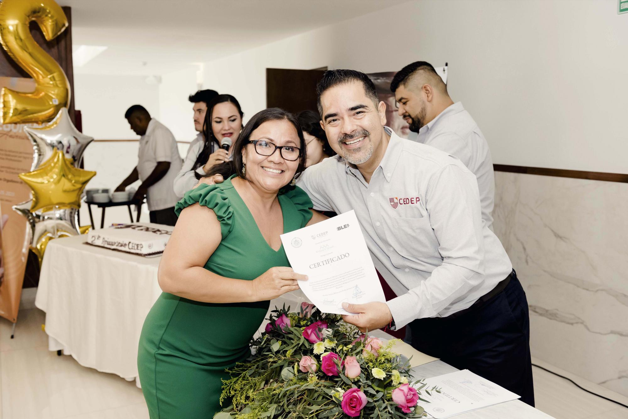 $!La maestra Marcela Herrera se hizo acreedora de una beca.