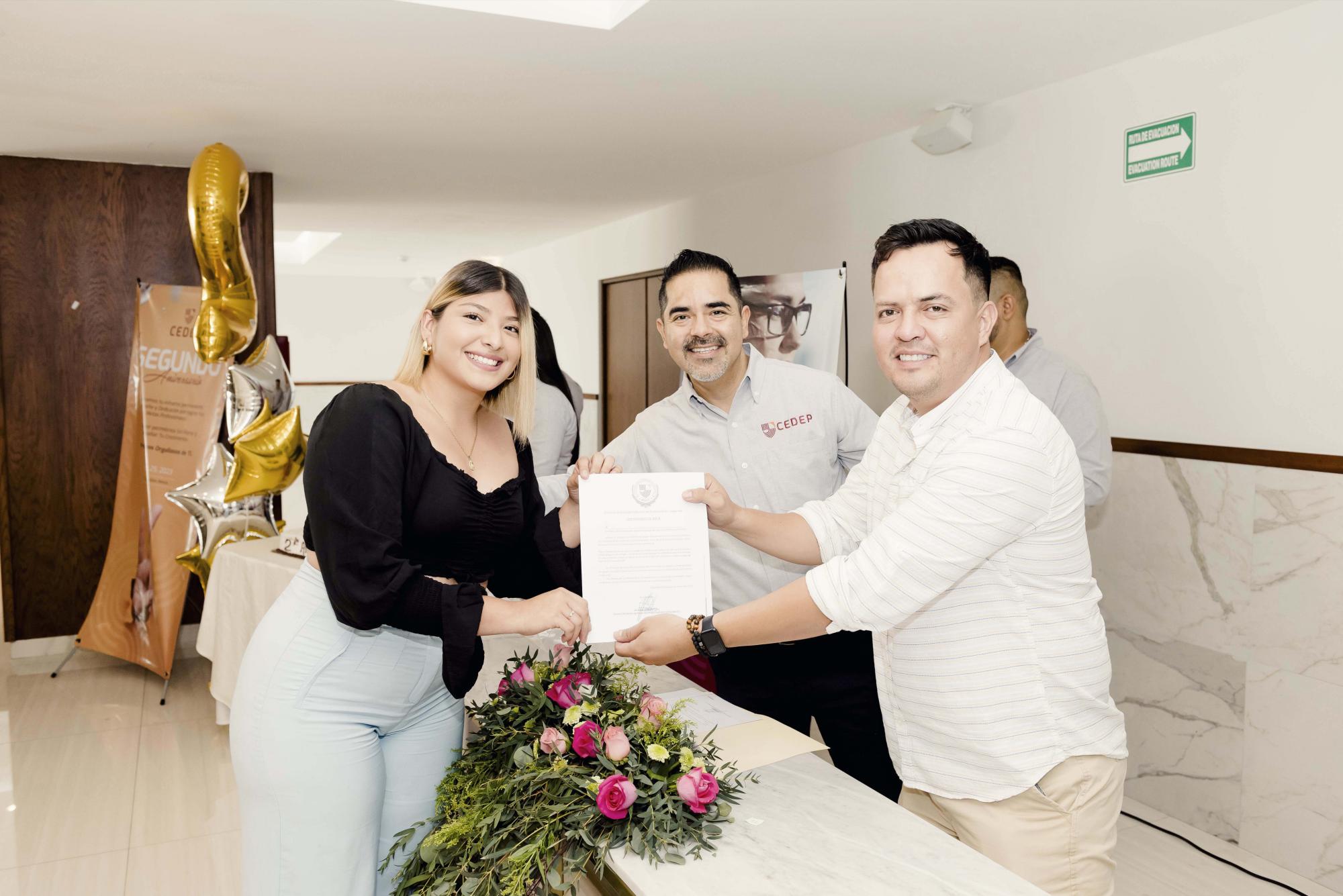 $!Yetzali del Rosario Reza Fregozo recibe una beca.