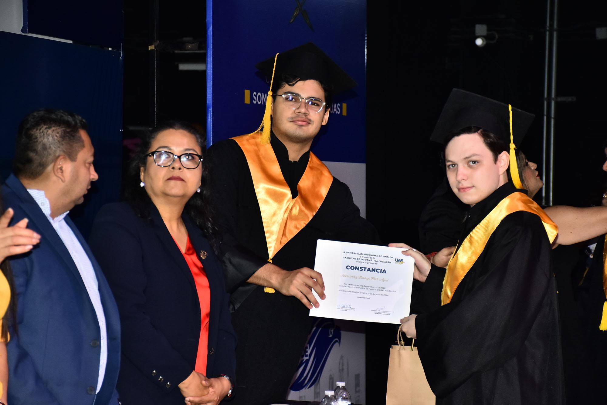 $!Erick Hernández recibió su diploma al concluir la carrera.