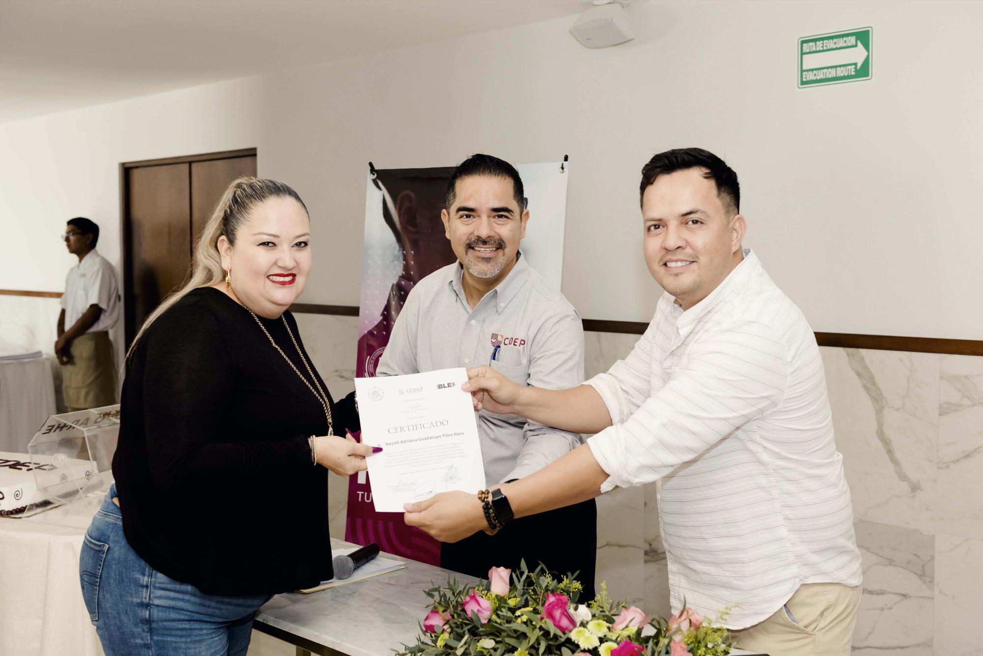 $!La maestra Nayeli Adriana Guadalupe Páez Haro se le otorgó una beca de posgrado.