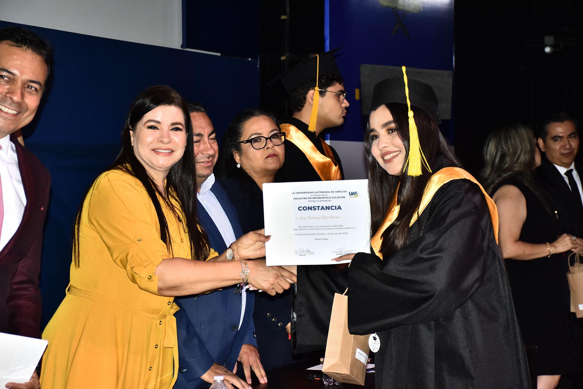 $!Sofía Valeria Lara Ramírez recibió su constancia de la generación 2021-2026 de la licenciatura en Informática.