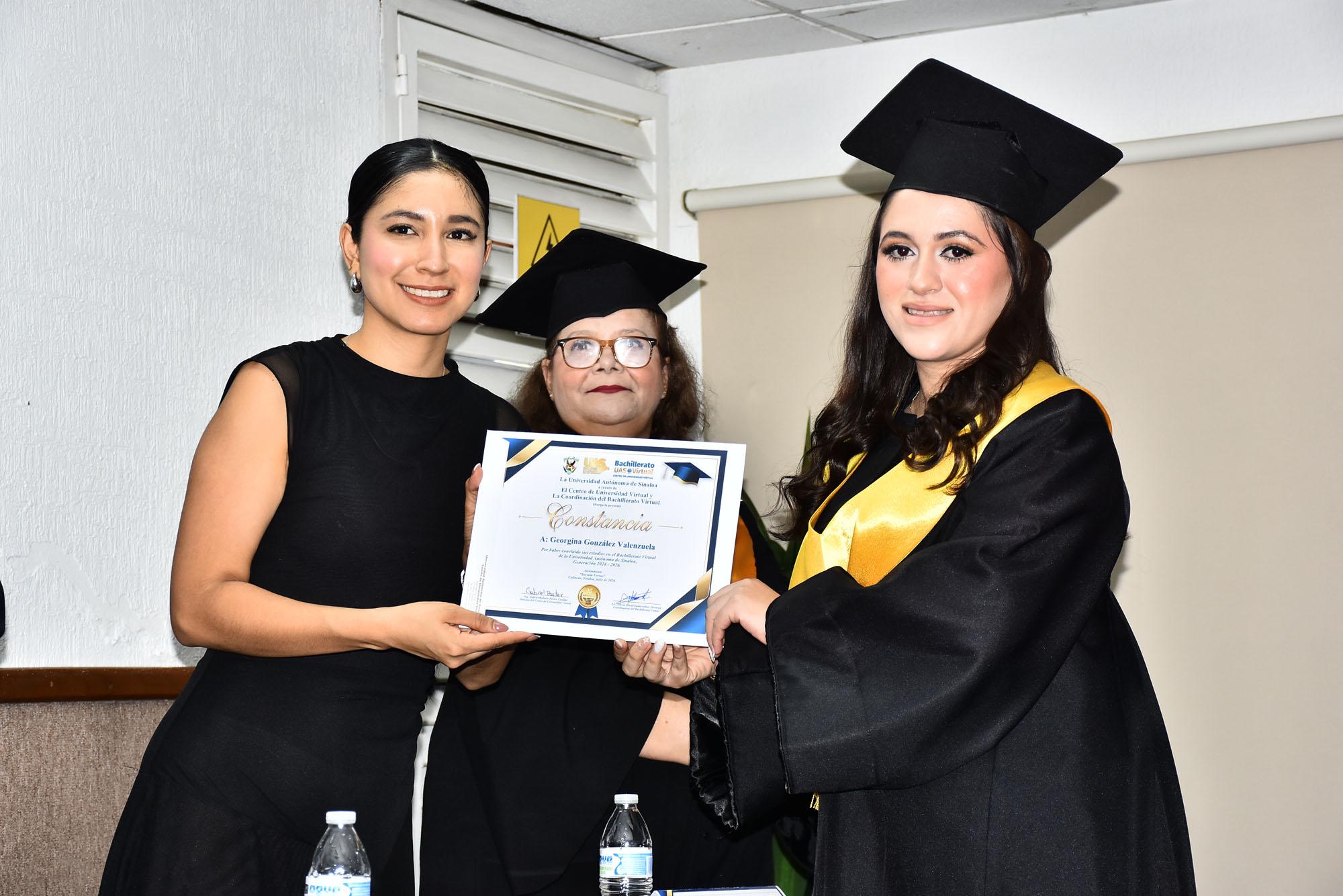 $!Georgina González Valenzuela al recibir su documentación.
