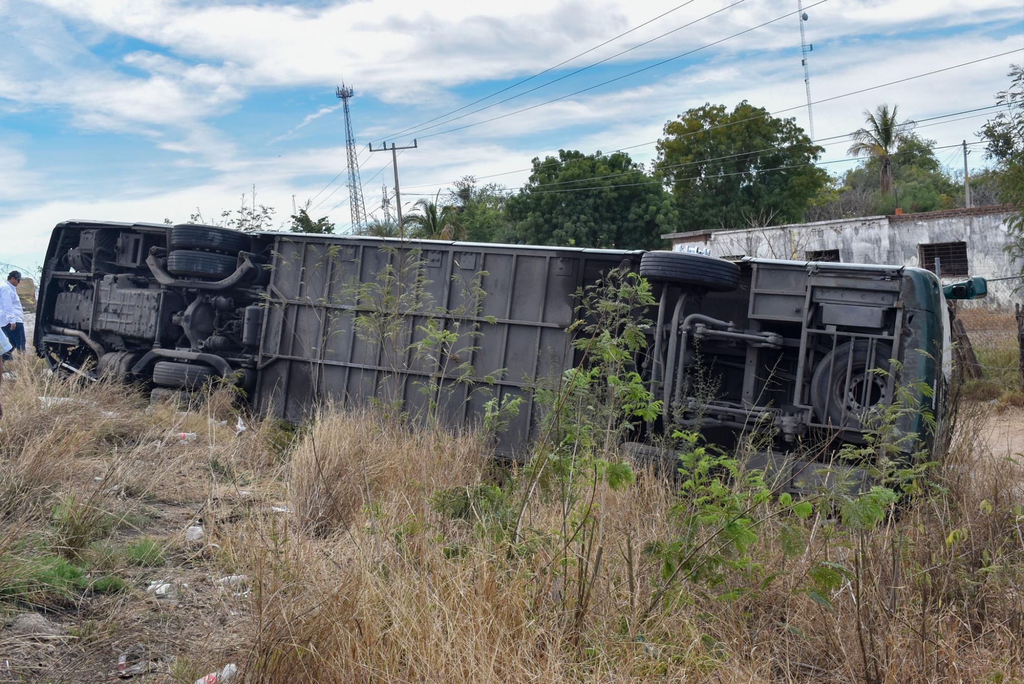 $!Otro ‘camionazo’, ahora en los límites Sonora-Sinaloa; impacta tráiler a autobús, hay 25 heridos