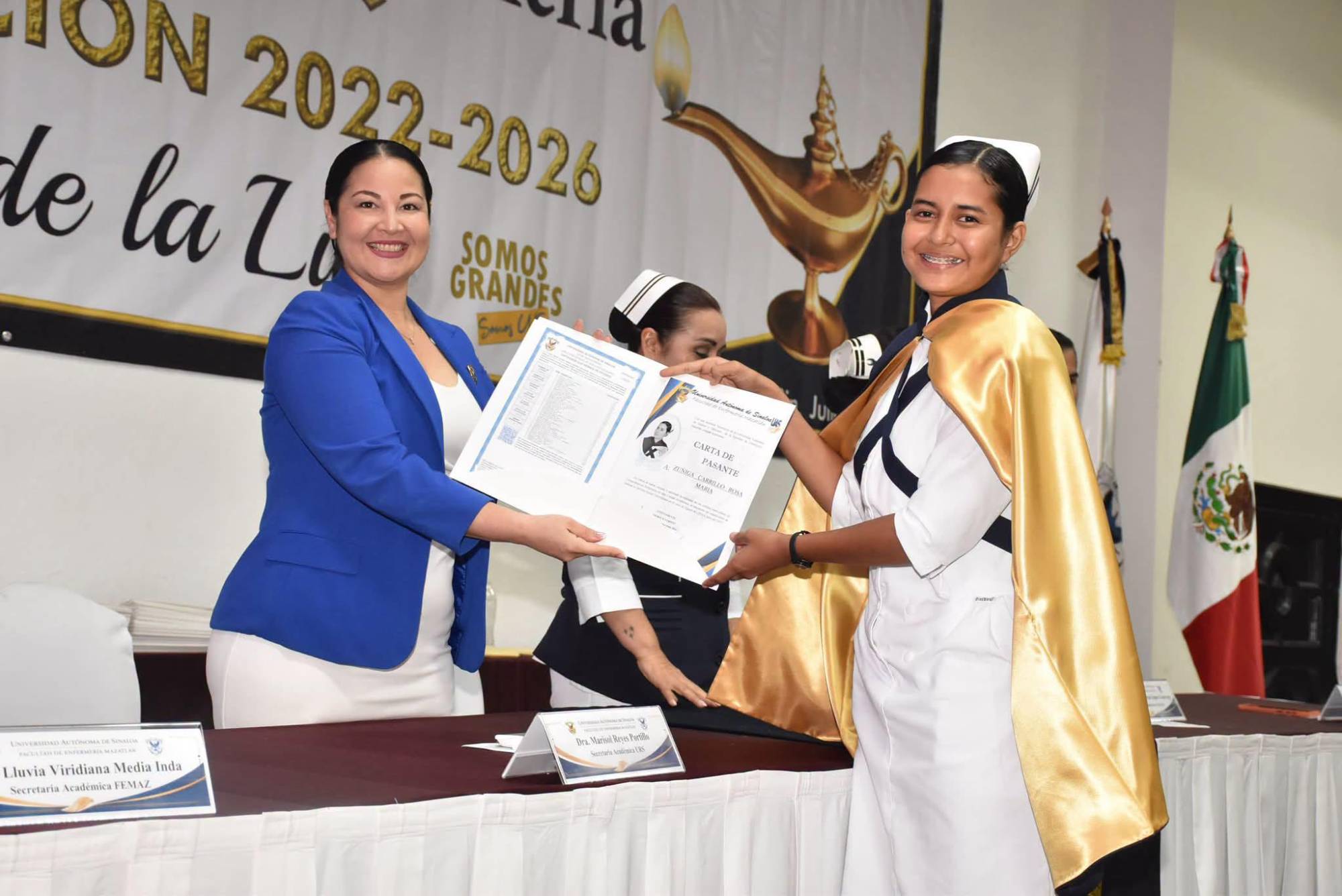 $!Marisol Reyes entrega la documentación a Rosa María Zúñiga Carrillo.