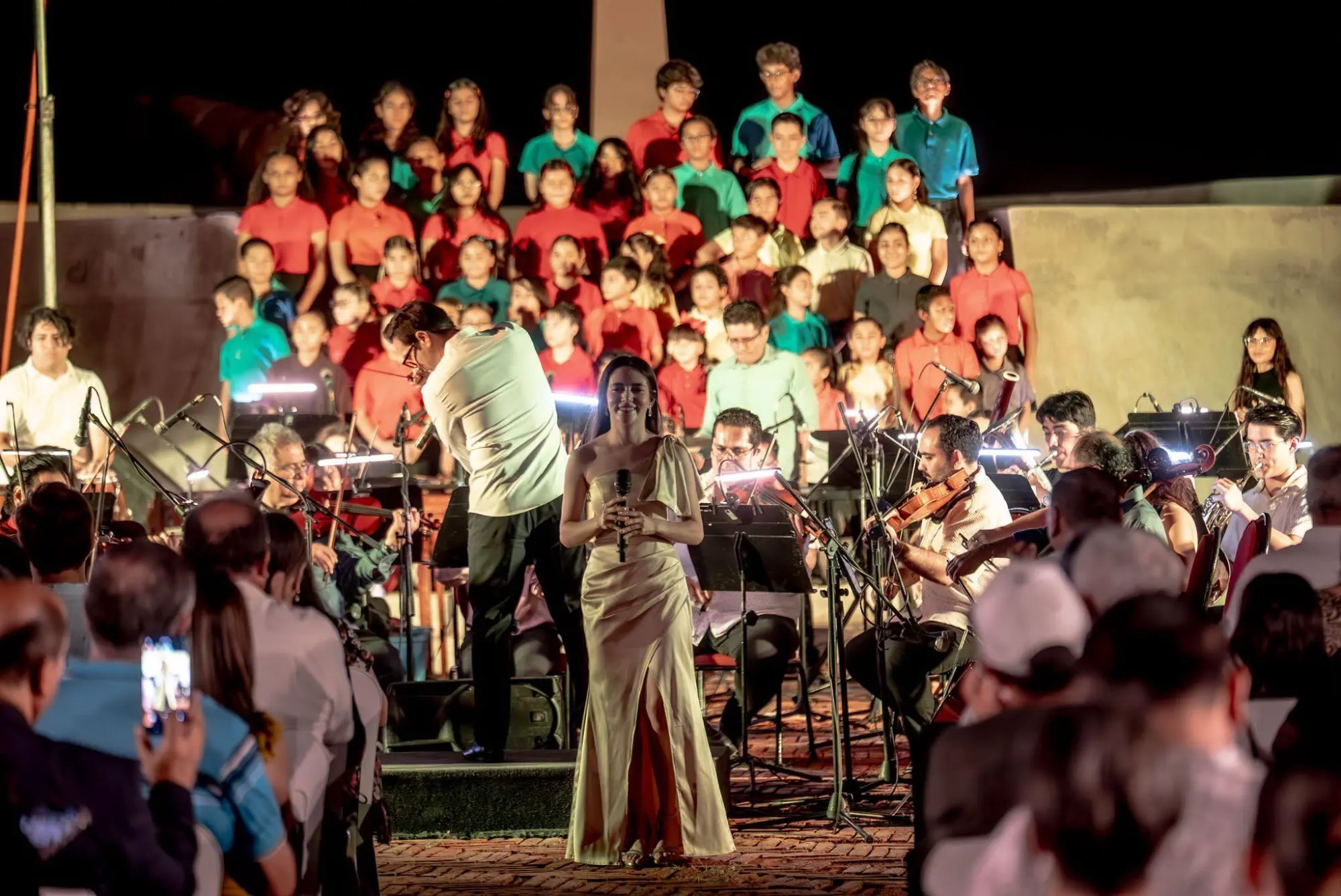 $!Cerca de 50 niños del Coro Infantil del Centro Municipal de las Artes contagiaron alegría con sus voces.