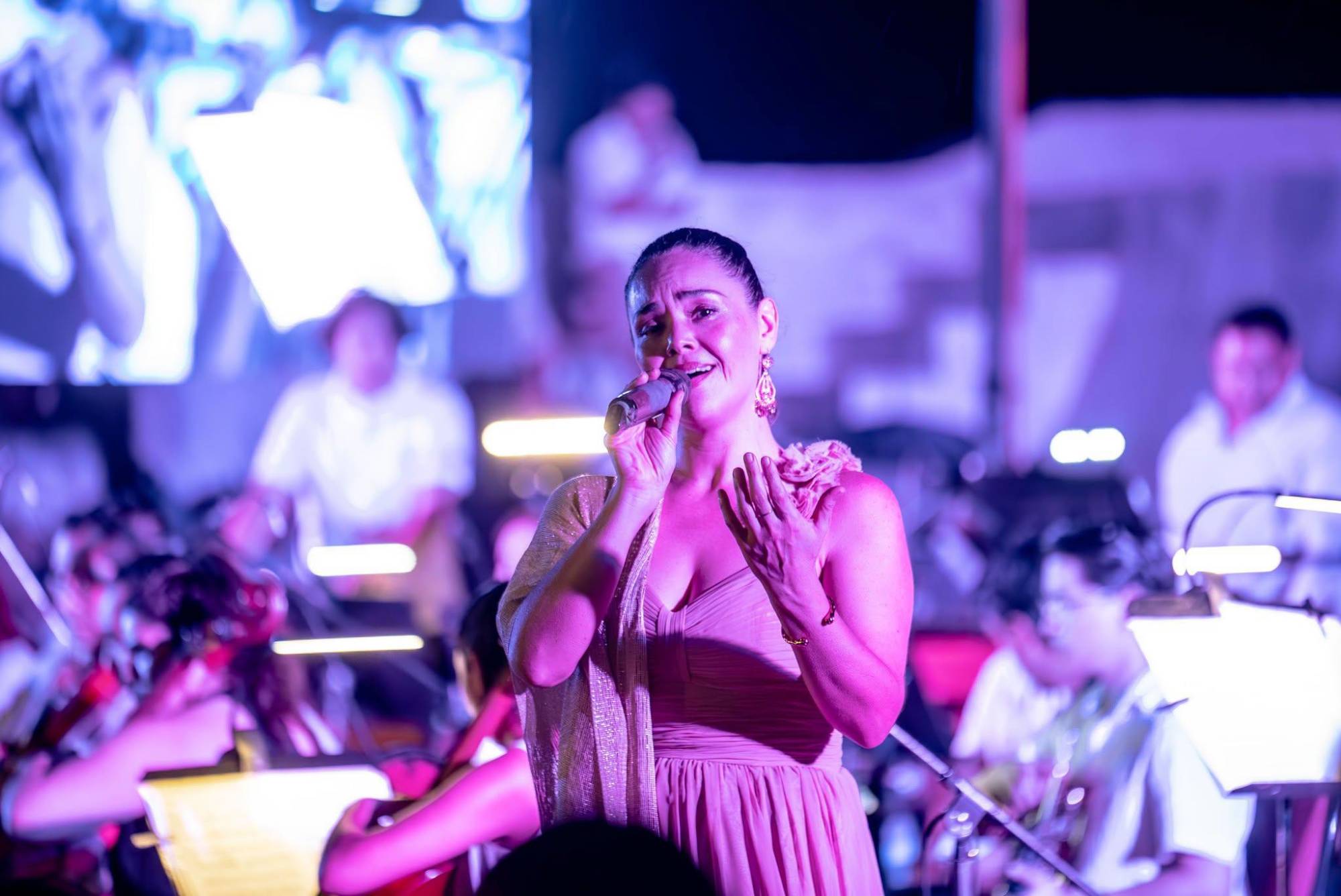 $!La soprano Rebeca de Rueda conmovió con su participación.