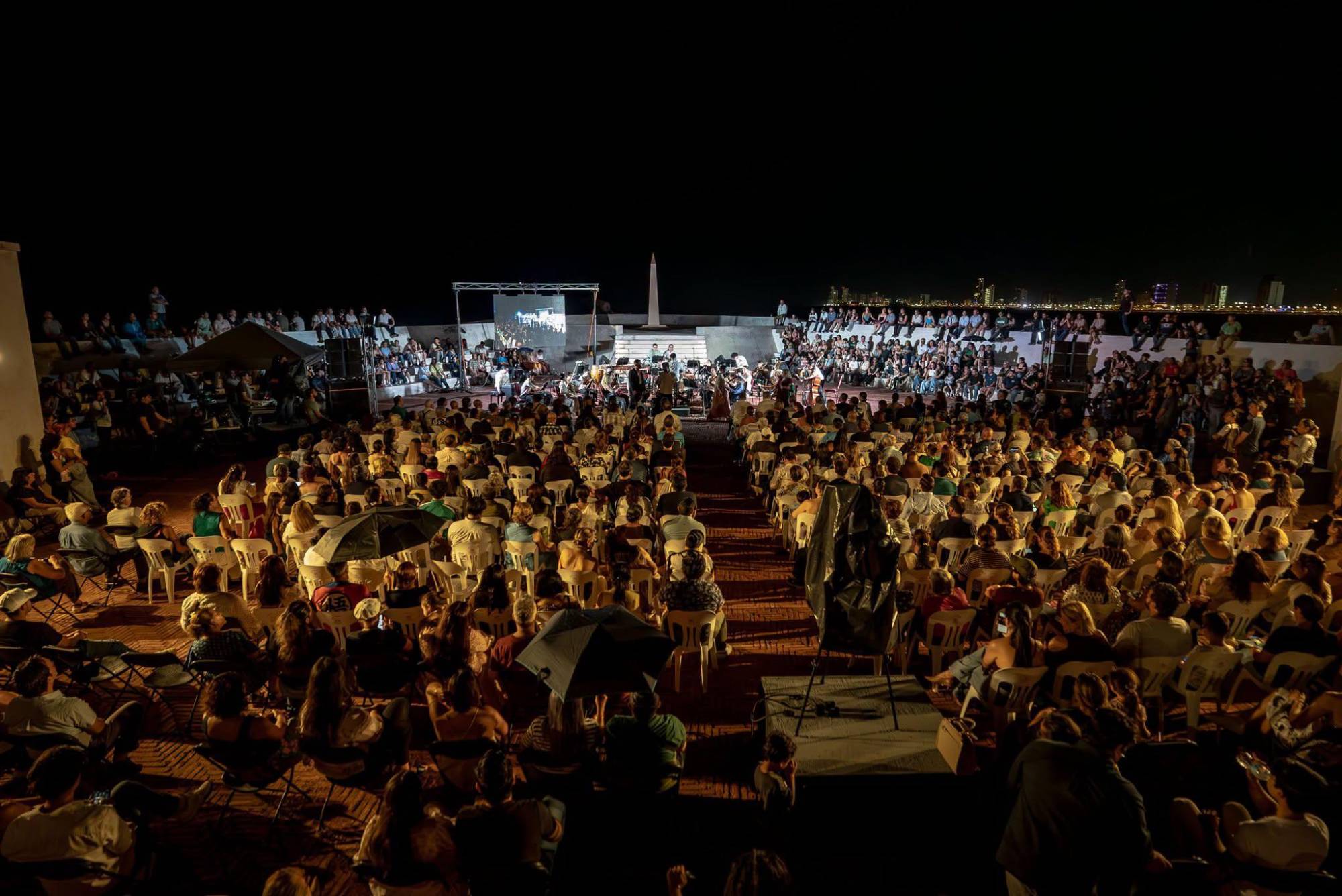 $!Cientos de asistentes llenaron el Fuerte 31 de Marzo para la inauguración del festival.