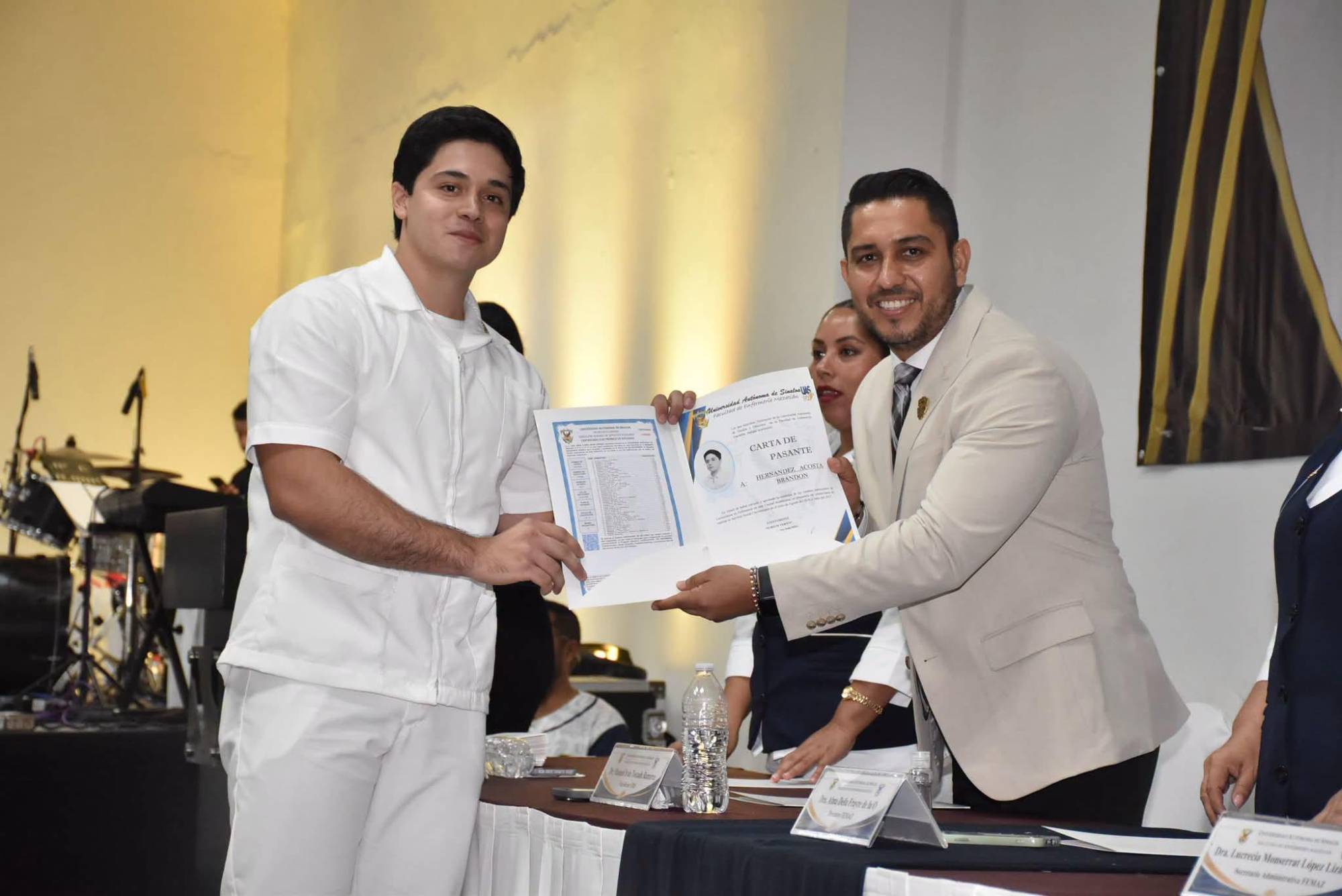 $!Brandon Hernández Acosta recibe sus documentos de manos de Iván Tostado.