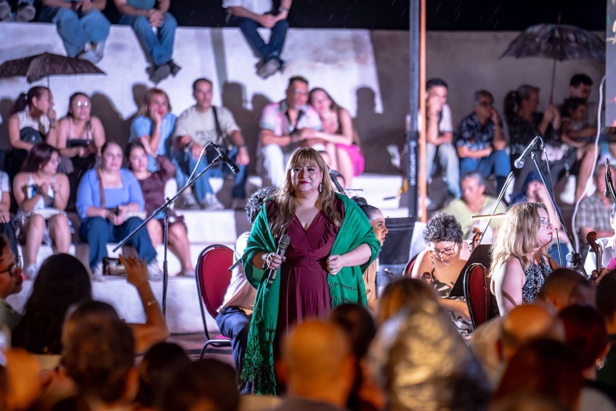 $!La contralto Mariela Angulo cautivó con “Bésame mucho”, mientras lluvias acompañaban su voz.