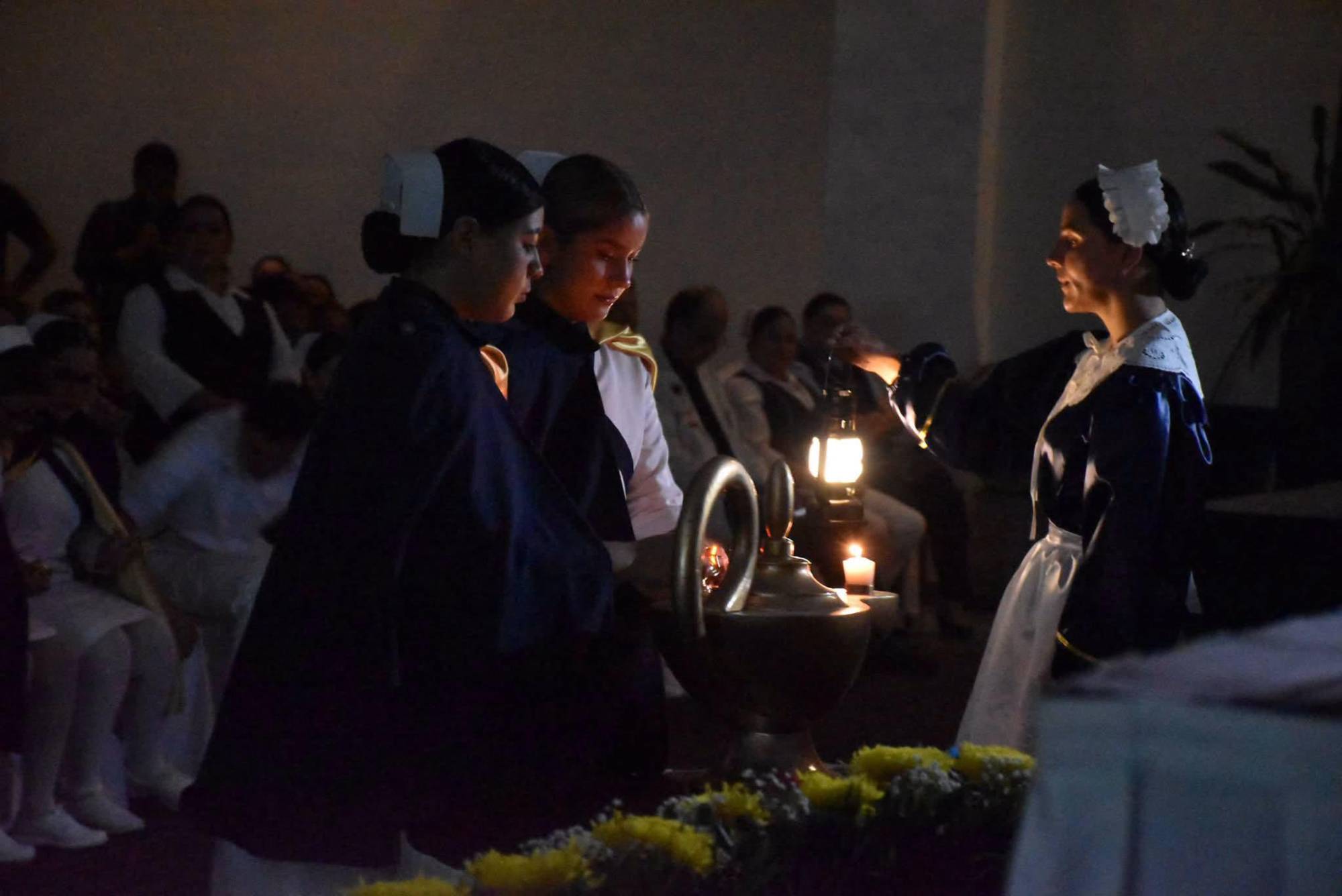 $!Durante la ceremonia se realizó el tradicional “Paso de la Luz”, símbolo de la transmisión de conocimientos y valores de la profesión.